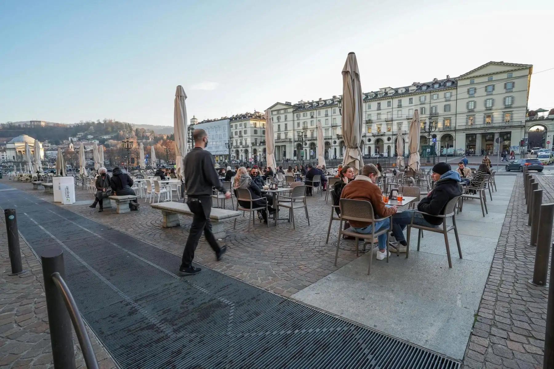 Decenas de personas en la terraza de una cafetería en Turín. Foto: EFE