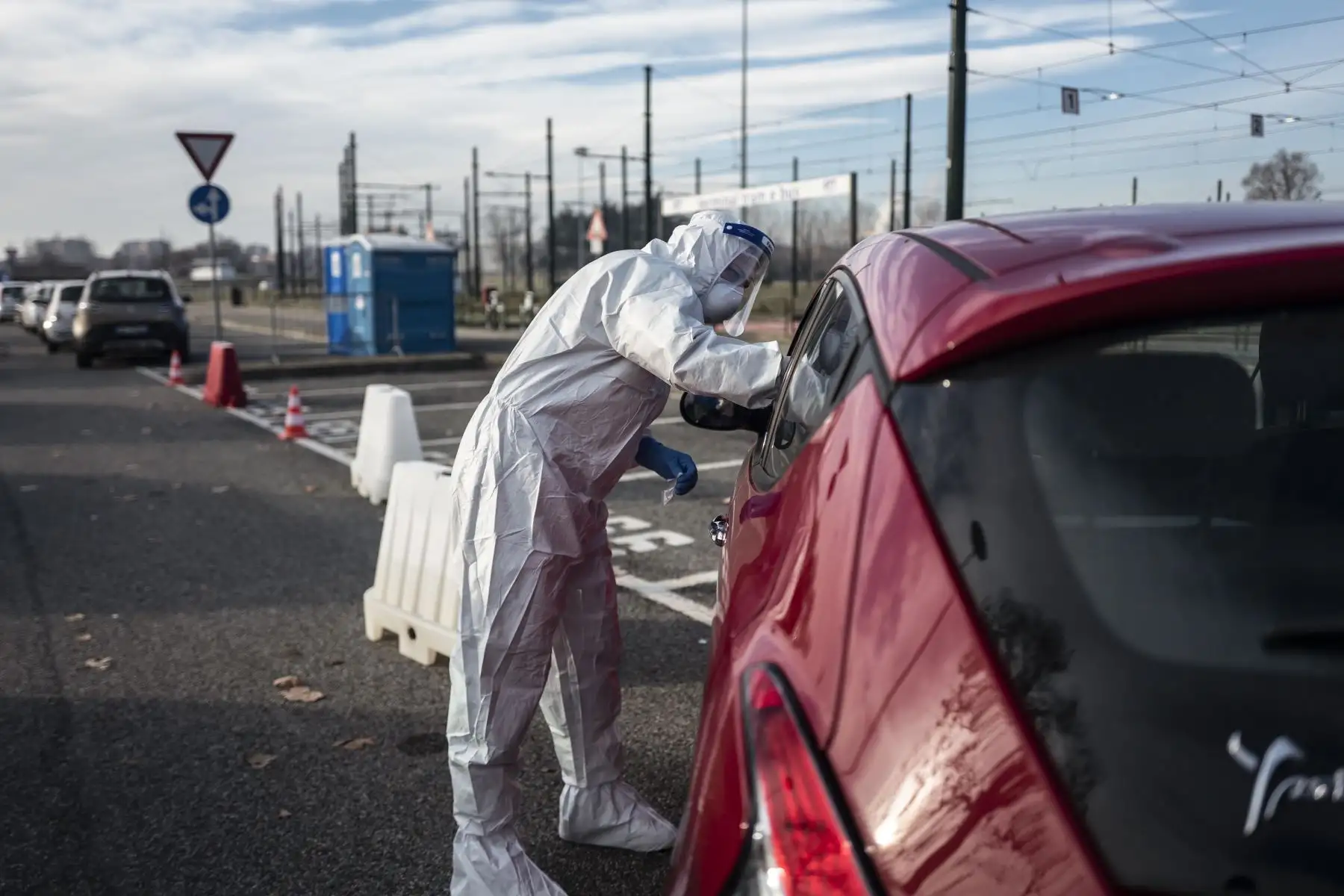 Un trabajador médico militar recoge una muestra de hisopo de  Covid-19 a una persona en el estadio de la Juventus en Turín. Foto: AFP
