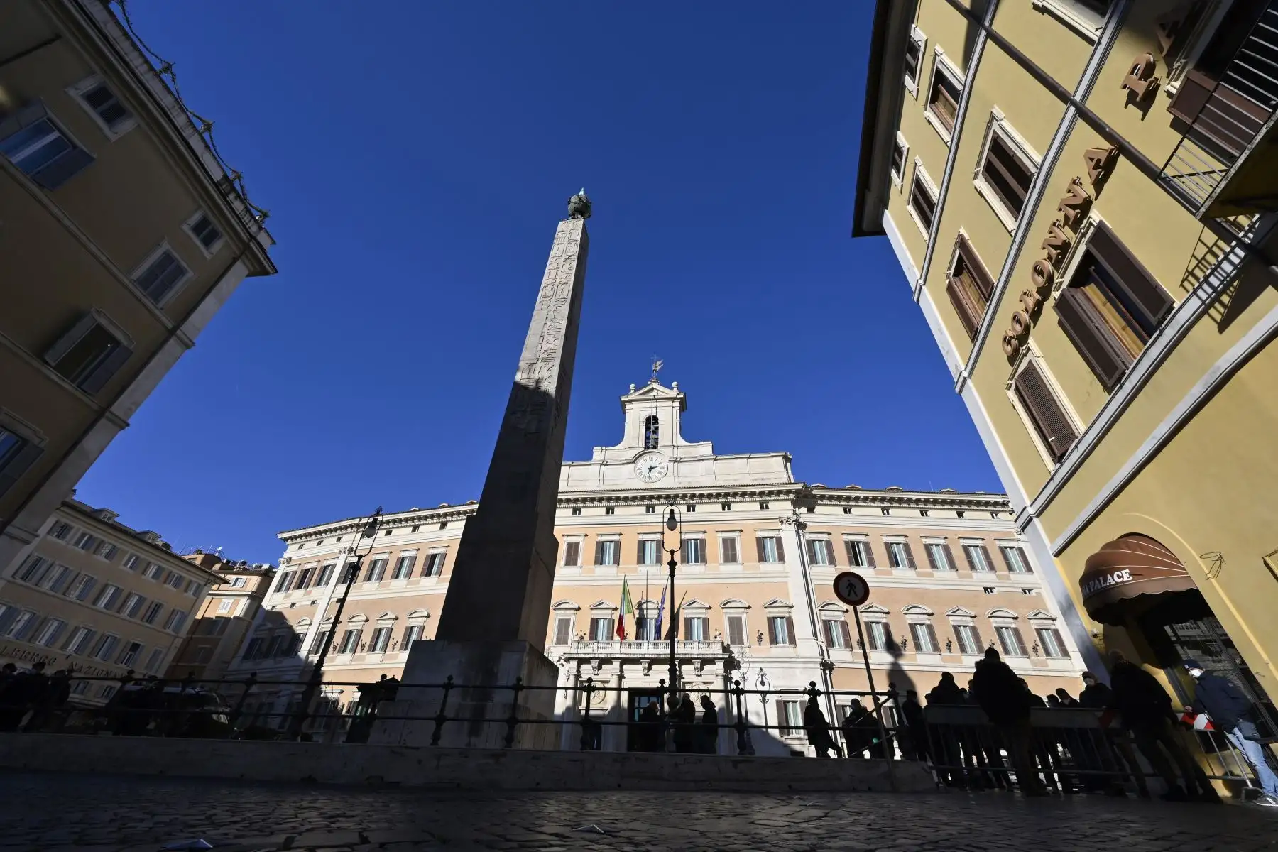 Vista general en Roma muestra el Palazzo Montecitorio, sede de la Cámara de Diputados de Italia. Foto: AFP
