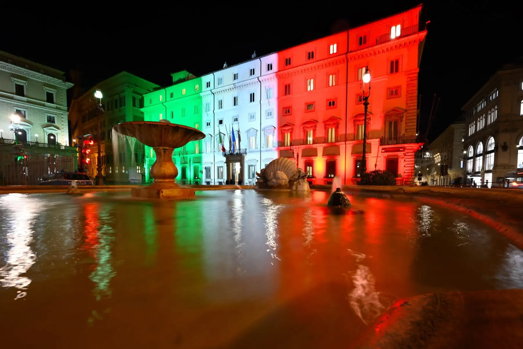 Una vista de Roma muestra el Palazzo Chigi, la sede del gobierno italiano, iluminado con los colores de la bandera italiana. Foto: AFP