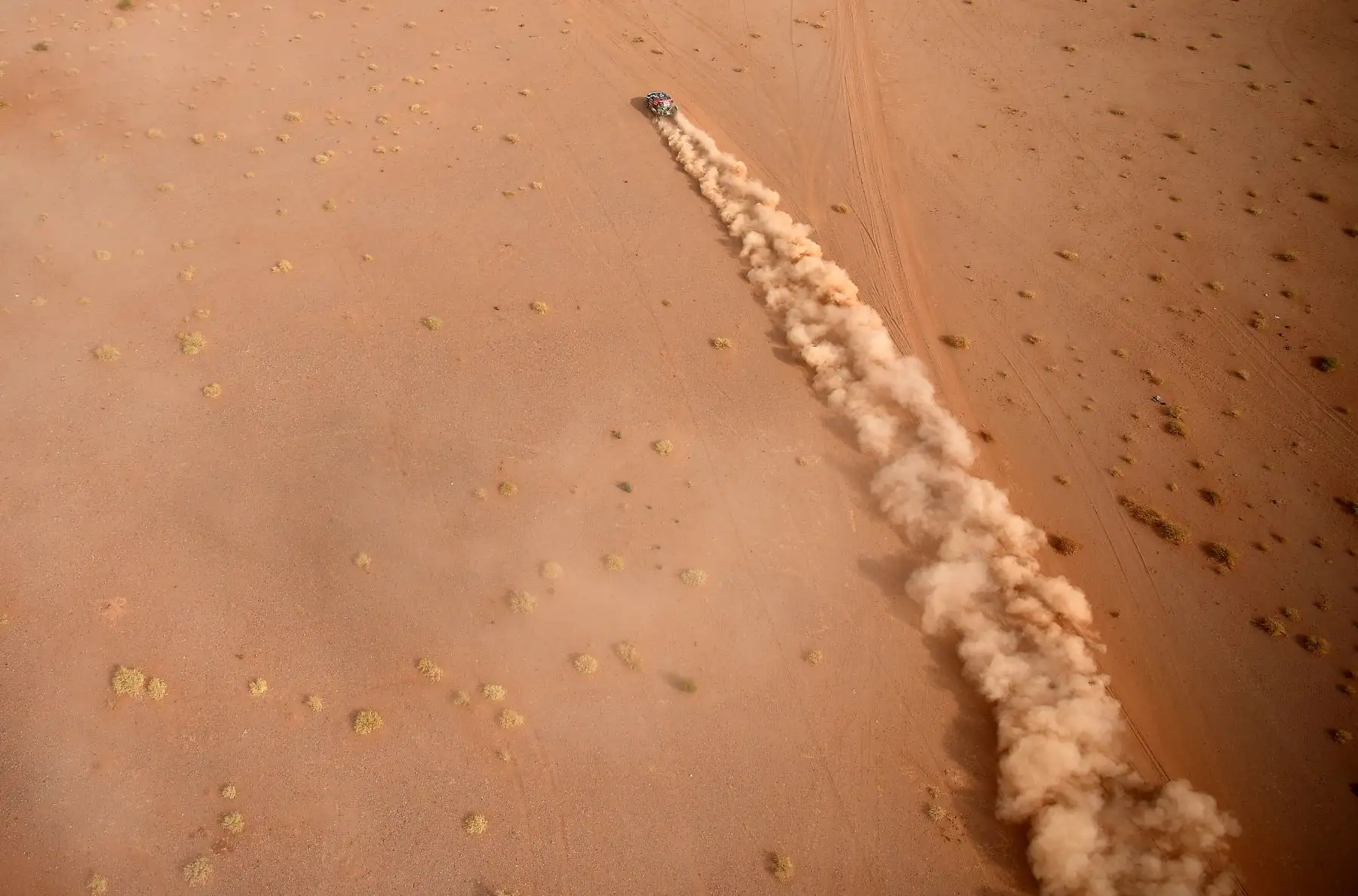 El piloto de Toyota Yazeed Al Rajhi de Arabia Saudita y el copiloto Dirk Von Zitzewitz de Alemania compiten durante la etapa 10 del Rally Dakar 2021 entre Neom y Alula en Arabia Saudita. Foto: AFP
