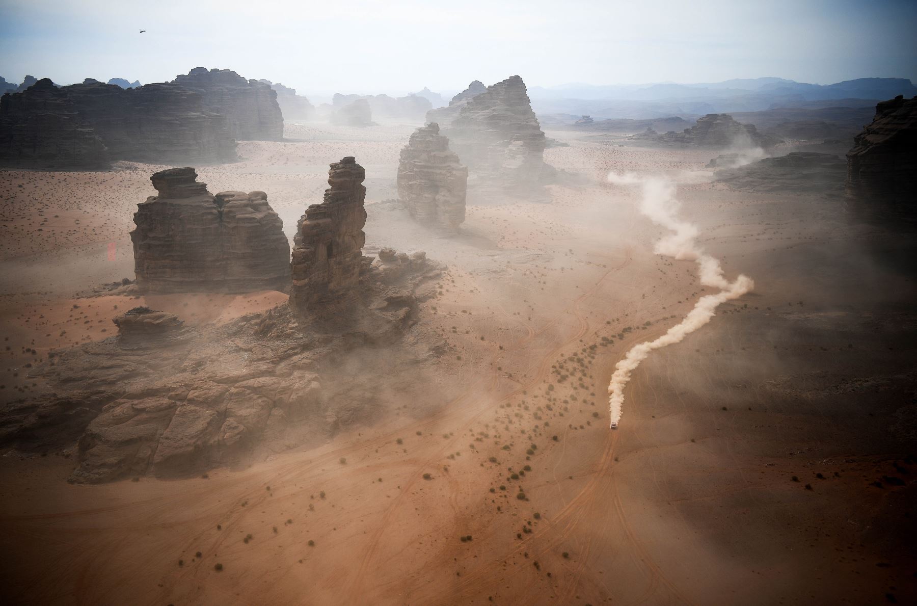 Competidores viajan durante la etapa 10 del Rally Dakar 2021 entre Neom y Alula en Arabia Saudita. Foto: AFP