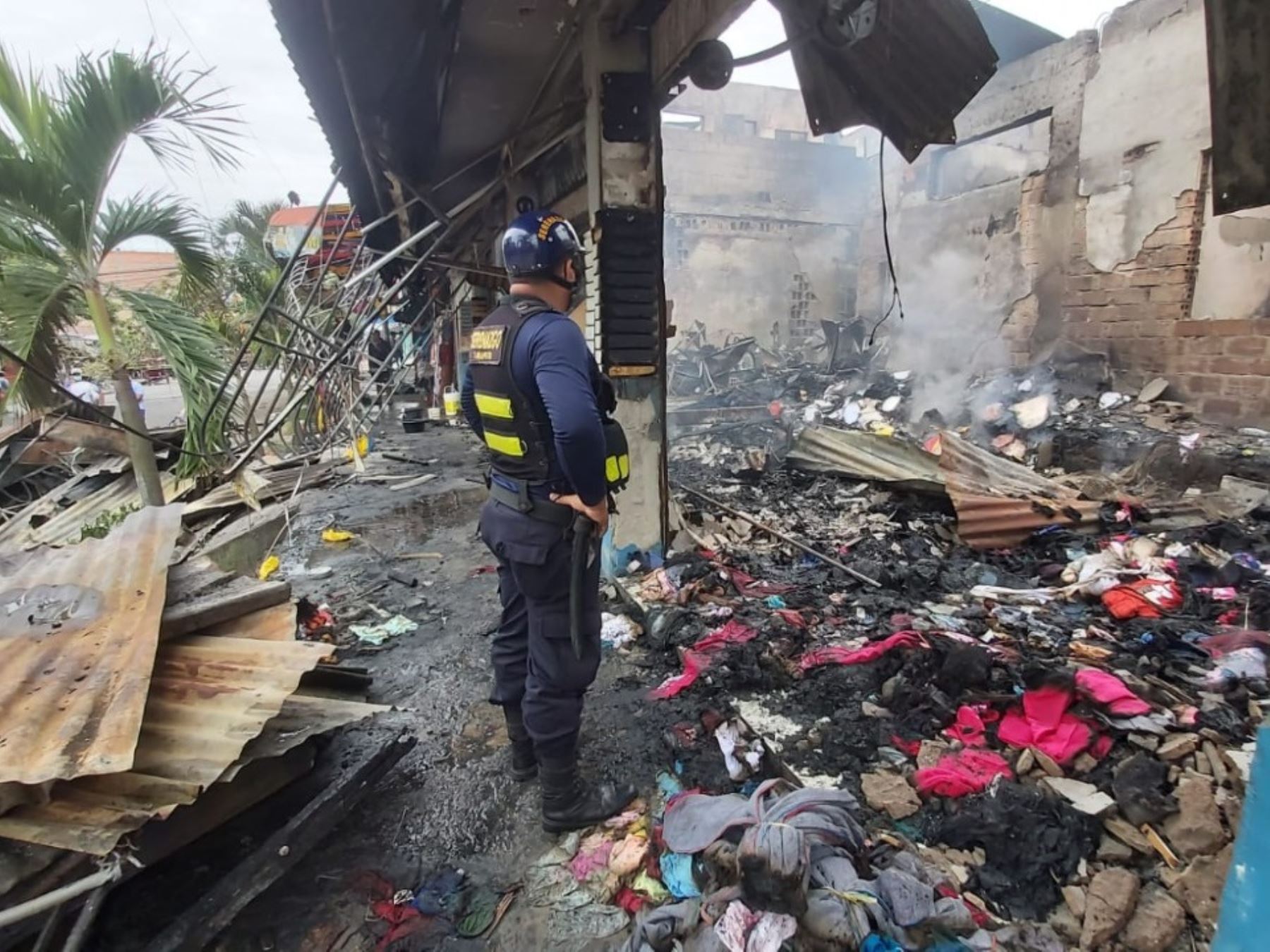 Incendio de grandes proporciones arrasa con cuatro locales comerciales en Tarapoto, San Martín.