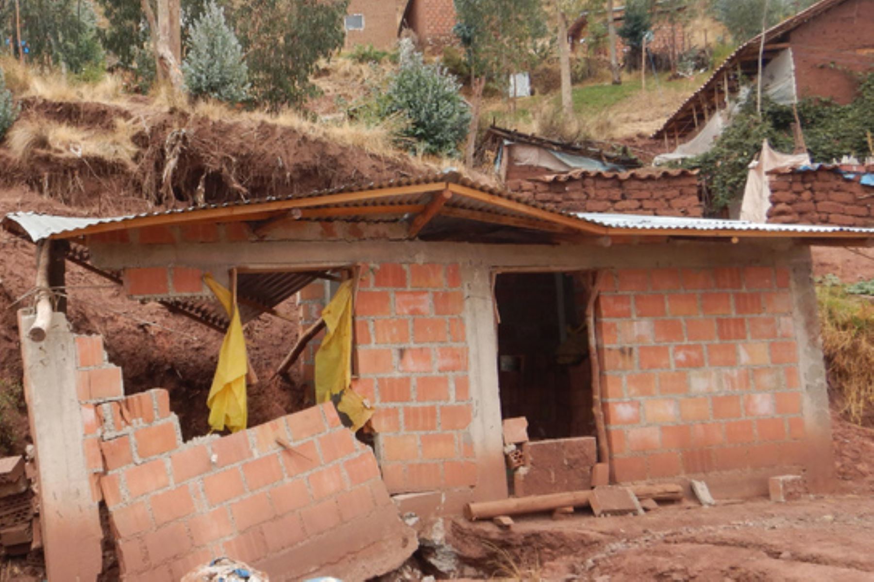 El 16 de febrero del 2020 se registró un deslizamiento en la ladera noreste del cerro Roquelloccata (Cusco), que afectó viviendas del sector APV 20 de Enero y unos 80 m de trocha carrozable. Foto: ANDINA/Ingemmet
