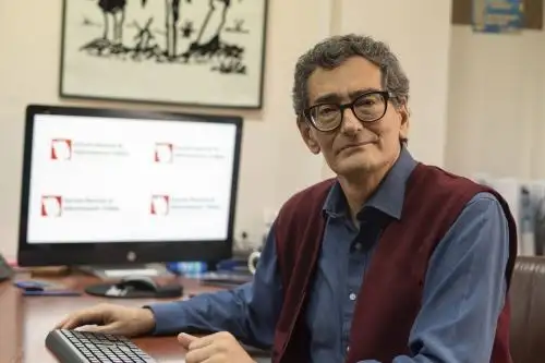Para Dante Mendoza Antoniolli enseñar es dar, compartir, ayudar, generar cambios en las personas para que desarrollen y den lo mejor de sí; y hacerlo desde la administración pública significa garantizarle a la población que contará con personas más capaces y hábiles resolviéndoles sus problemas, y generando valor en la sociedad. ANDINA/ENAP
