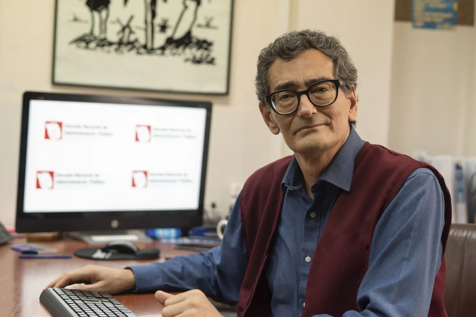Para Dante Mendoza Antoniolli enseñar es dar, compartir, ayudar, generar cambios en las personas para que desarrollen y den lo mejor de sí; y hacerlo desde la administración pública significa garantizarle a la población que contará con personas más capaces y hábiles resolviéndoles sus problemas, y generando valor en la sociedad. ANDINA/ENAP