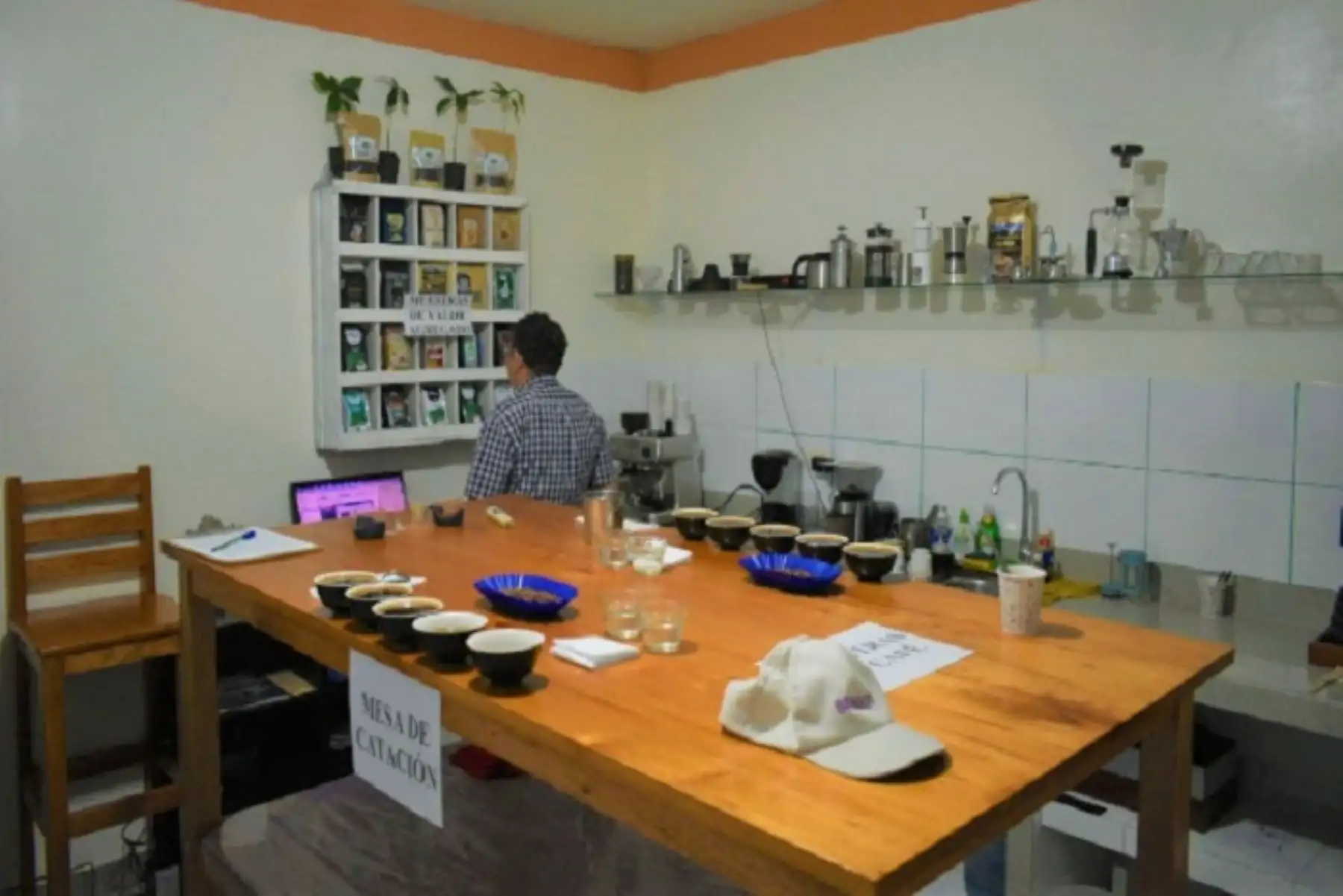 Implementación del laboratorio demandó una inversión de S/ 24,600 para la adquisición de equipos modernos de tostadora y piladora de muestras, mesa para catación, sarandas de café, y el material requerido para todo un equipo encargados de la acreditación de la excelencia del café, calificar los defectos y atributos organolépticos de los granos.