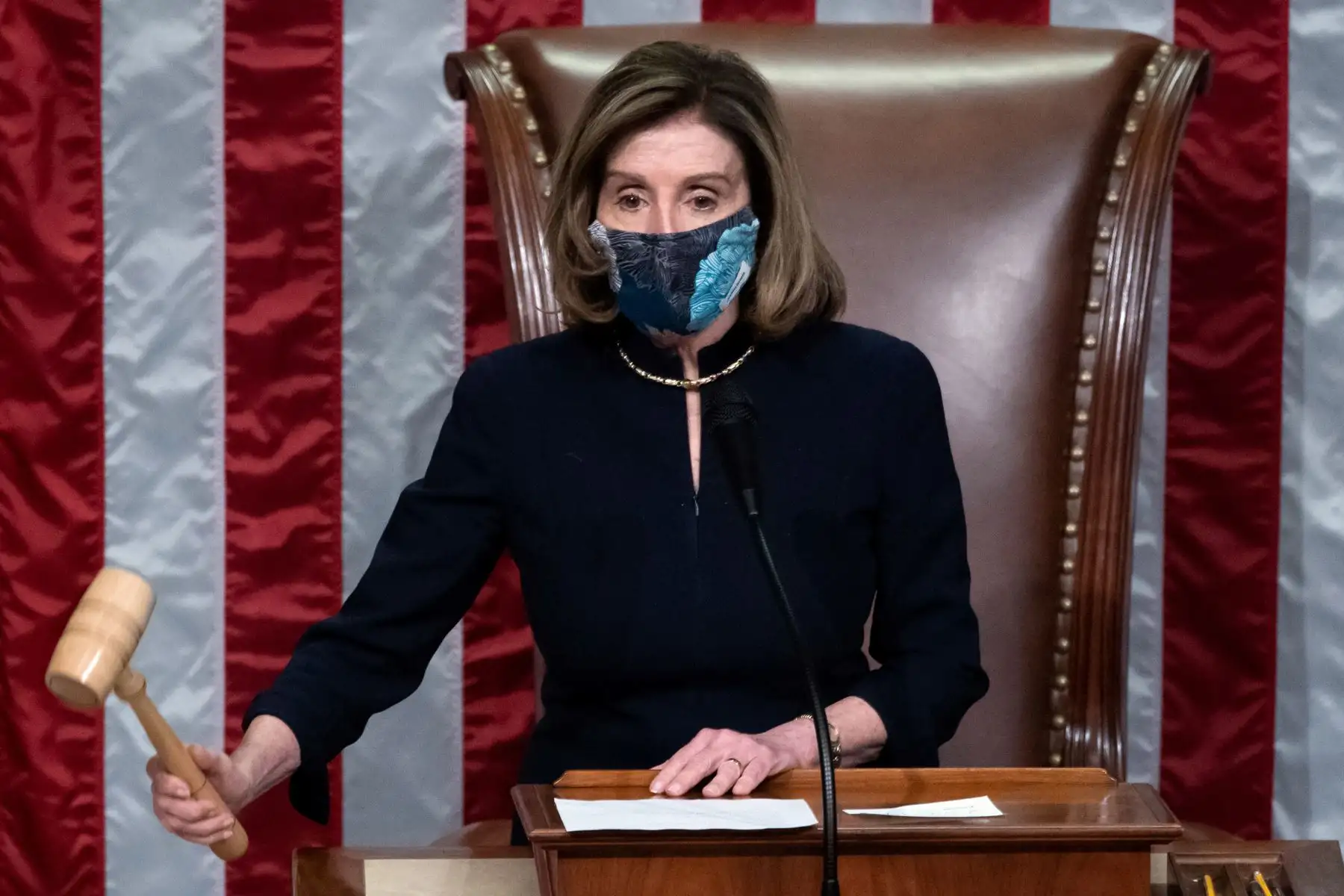 La presidenta de la Cámara de Representantes, Nancy Pelosi, deja la grava mientras preside la votación de la Cámara de Representantes de los Estados Unidos sobre el juicio político del presidente de Estados Unidos, contra Donald Trump, en el Capitolio de los Estados Unidos.
Foto: AFP