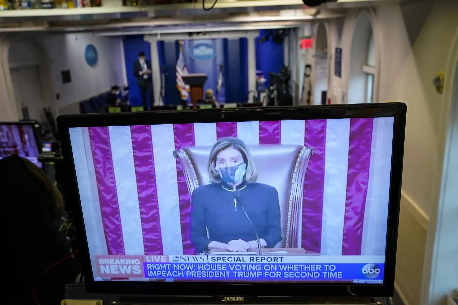Imagen en una transmisión de televisión dentro de la Sala de conferencias de prensa de la Casa Blanca, la presidenta de la Cámara de Representantes, Nancy Pelosi, preside mientras la Cámara de Representantes de Estados Unidos vota sobre el juicio político del presidente de Estados Unidos, contra Donald Trump.
Foto: AFP