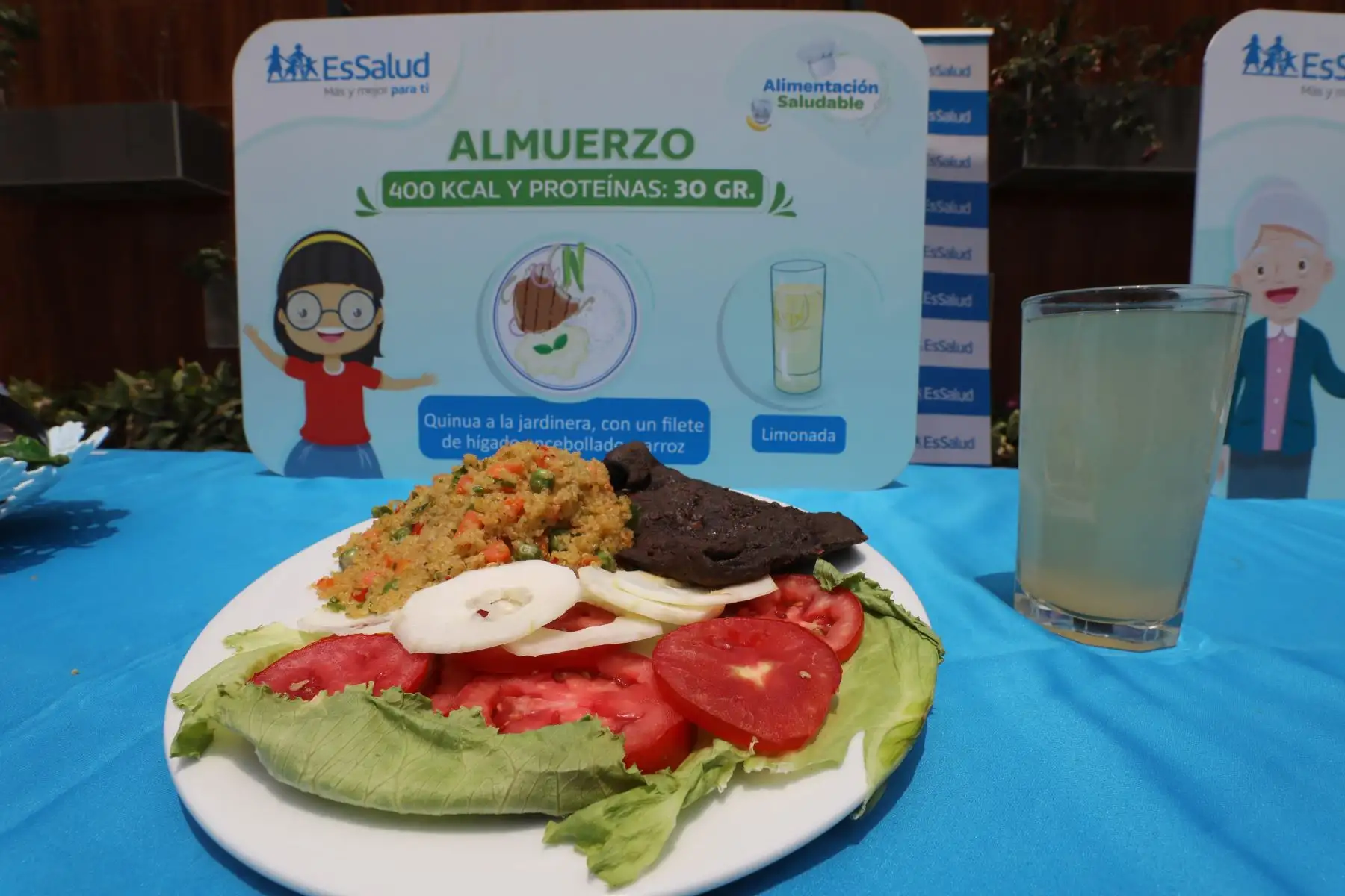 Como primera opción de almuerzo, Nutricionistas de la Red Rebagliatti  presentaron Quinua a la jardinera. Este cereal es considerado el alimento estrella de la zona andina, pues contiene vitaminas A, C, D, E y ácido fólico, los cuales contribuyen a la creación de las células rojas de la sangre, previene anemias y promueve el correcto funcionamiento del organismo. ANDINA/EsSalud