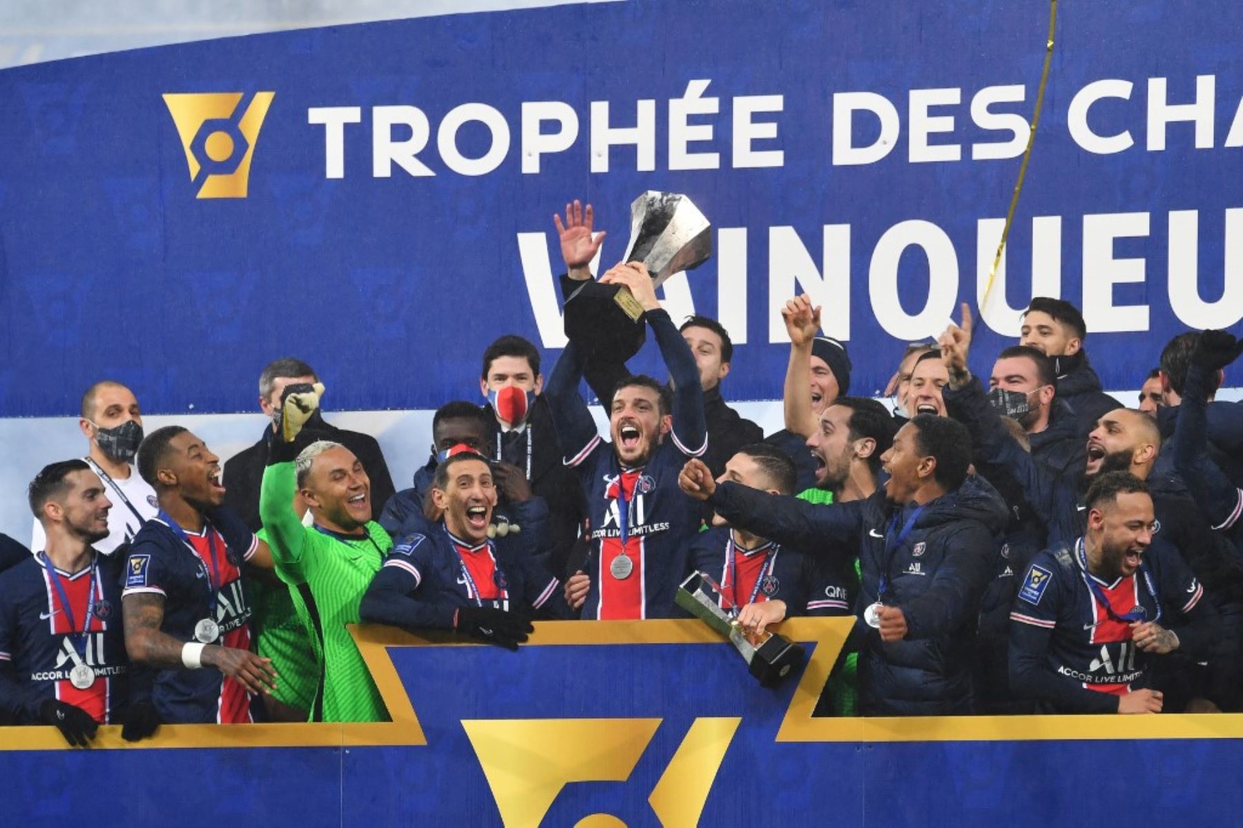 PSG logra su primer título del año al levantar la Supercopa de Francia