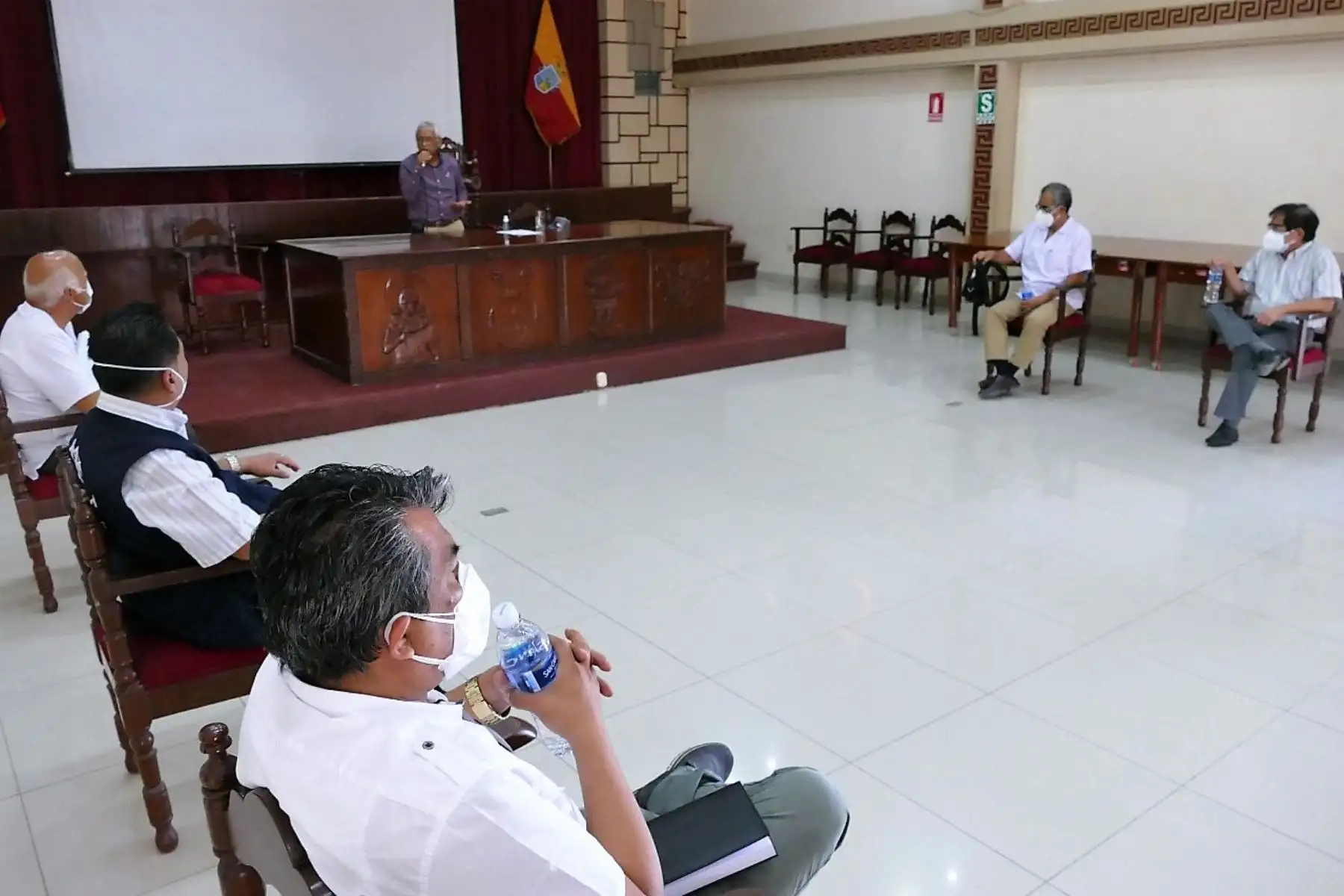 Responsables de los establecimientos de salud de Lambayeque se reúnen con el gobernador regional, Anselmo Lozano, para coordinar acciones frente a la segunda ola de covid-19.