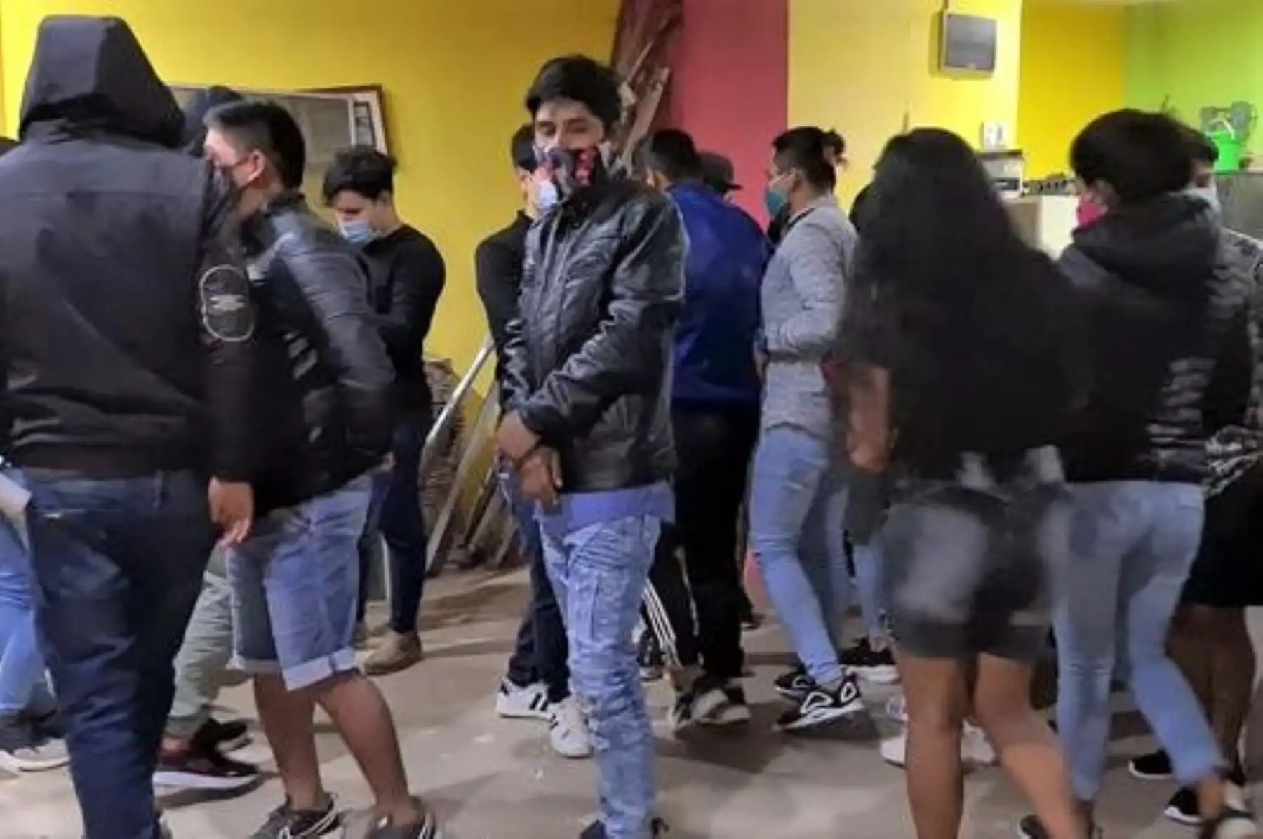 Confirmada la segunda ola del covid-19, los jóvenes que asisten a fiestas y reuniones pueden contagiarse con facilidad y poner en riesgo a los adultos mayores y personas con comorbilidades.
