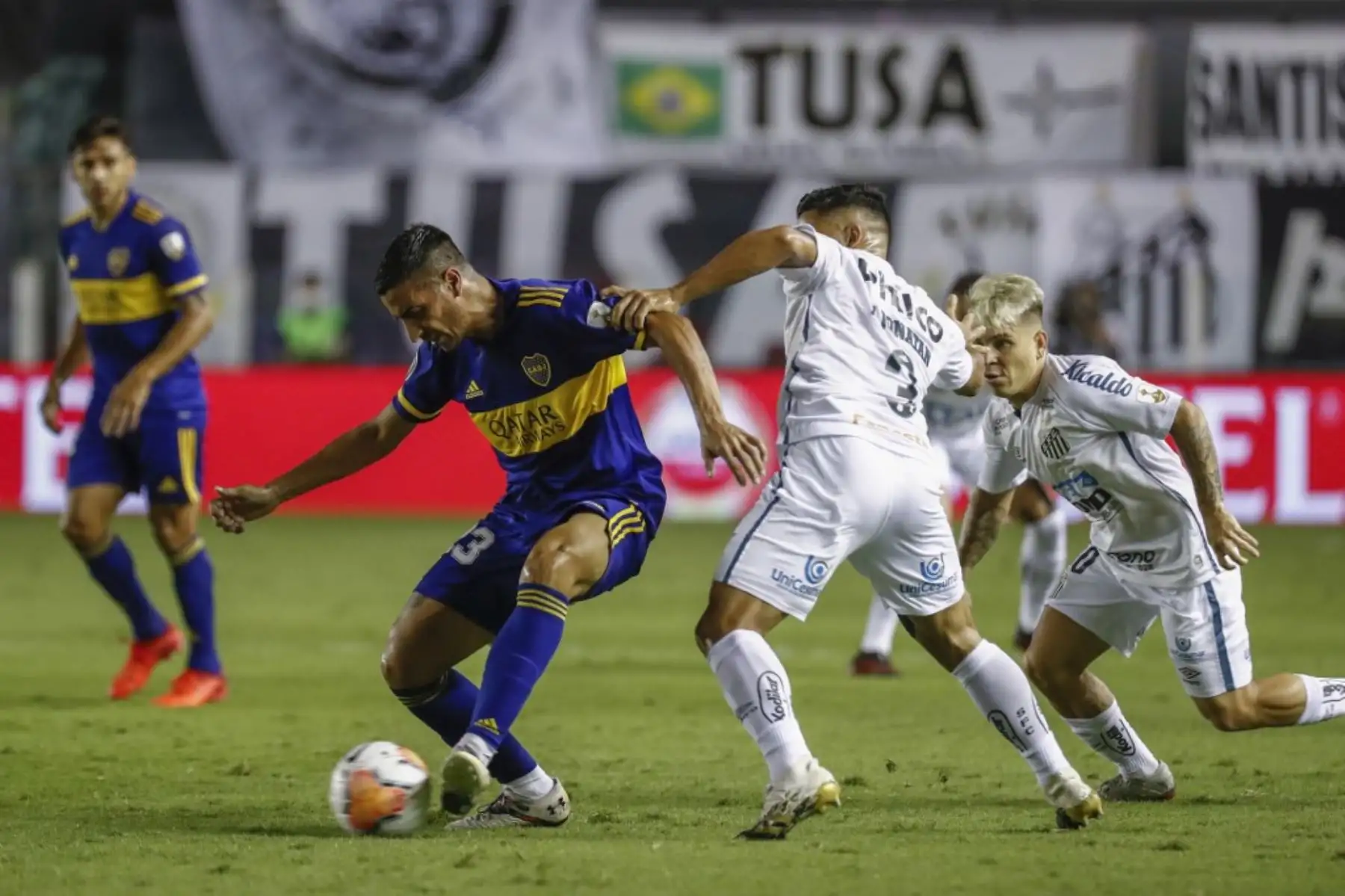 El argentino Boca Juniors Diego González (izq.) Y el brasileño Santos Felipe Jonatan compiten por el balón durante la semifinal de la Copa Libertadores en el estadio Vila Belmiro de Santos, Brasil. Foto: AFP