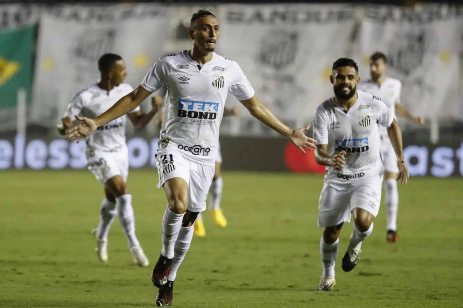 El brasileño Santos Diego Pituca celebra tras anotar contra el argentino Boca Juniors durante el partido de fútbol de la semifinal de la Copa Libertadores en el estadio Vila Belmiro de Santos, Brasil. Foto: AFP