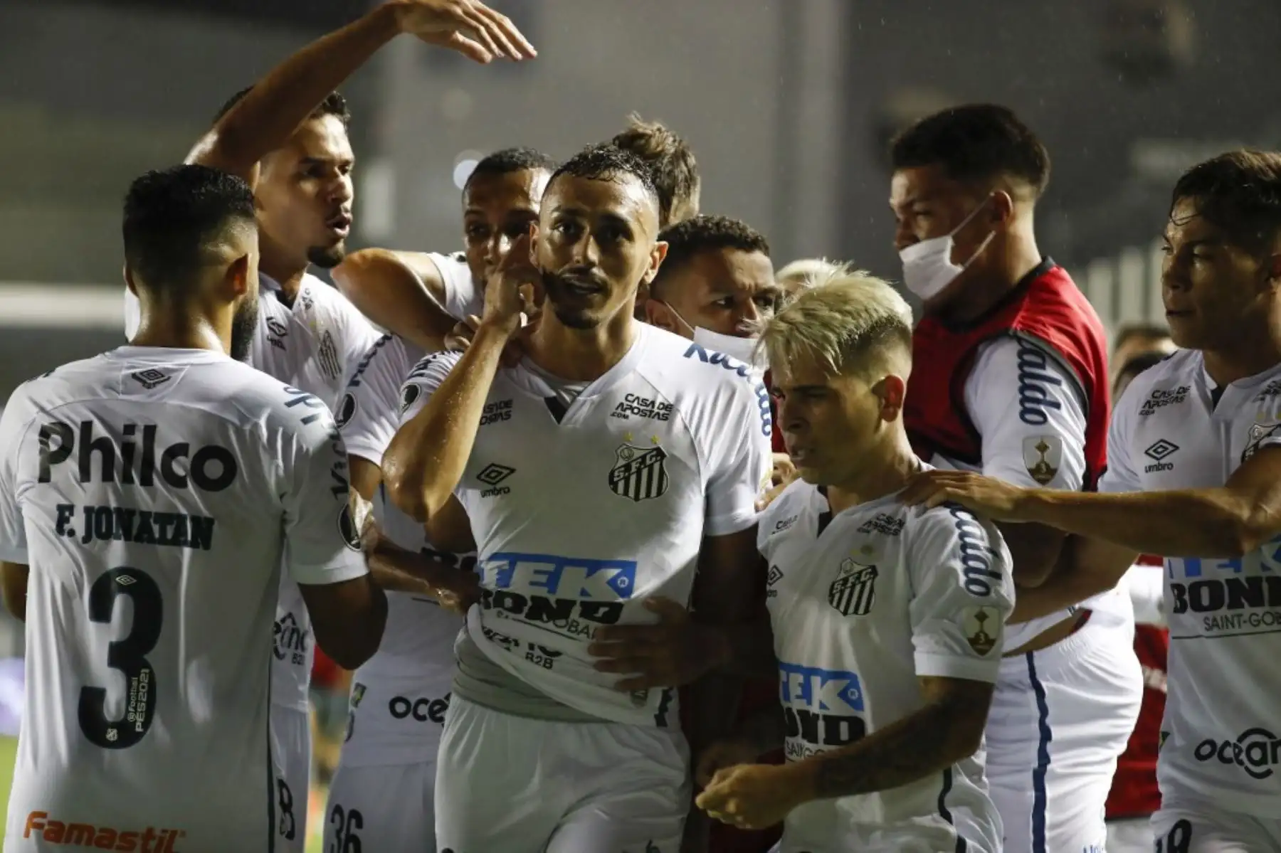 El brasileño Santos Diego Pituca (C) celebra con sus compañeros tras anotar contra el argentino Boca Juniors durante el partido de fútbol de la semifinal de la Copa Libertadores en el estadio Vila Belmiro de Santos, Brasil. Foto: AFP