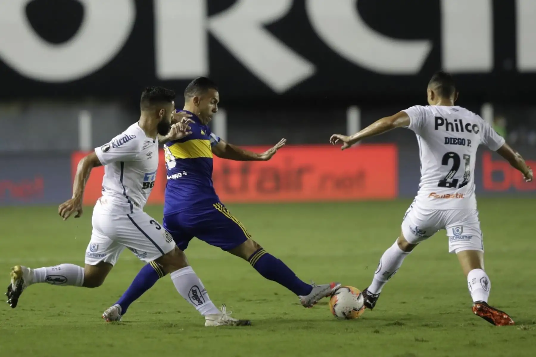 El brasileño Santos Diego Pituca (izq.) Celebra tras anotar contra el argentino Boca Juniors durante la semifinal de la Copa Libertadores en el estadio Vila Belmiro de Santos, Brasil. Foto: AFP