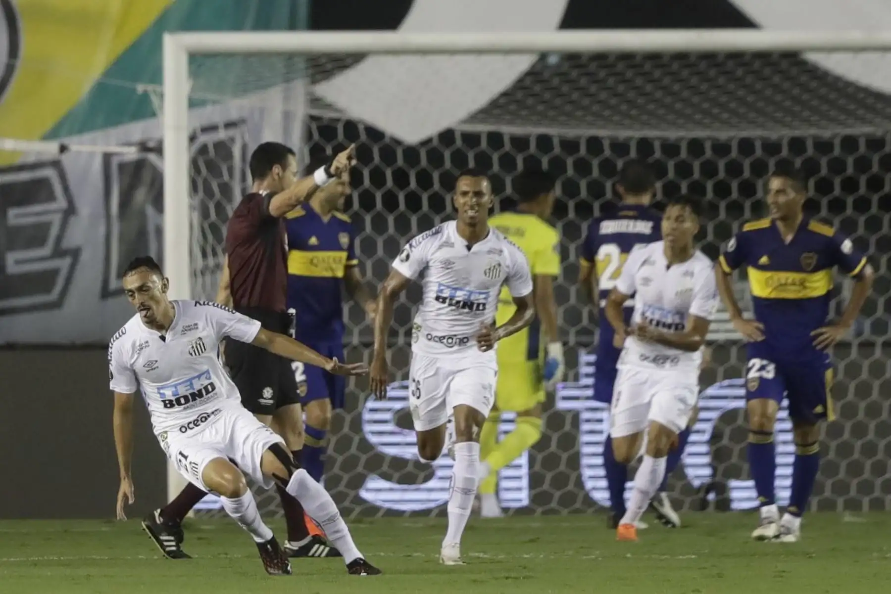 El brasileño Santos Diego Pituca (izq.) Celebra tras anotar contra el argentino Boca Juniors durante la semifinal de la Copa Libertadores en el estadio Vila Belmiro de Santos, Brasil