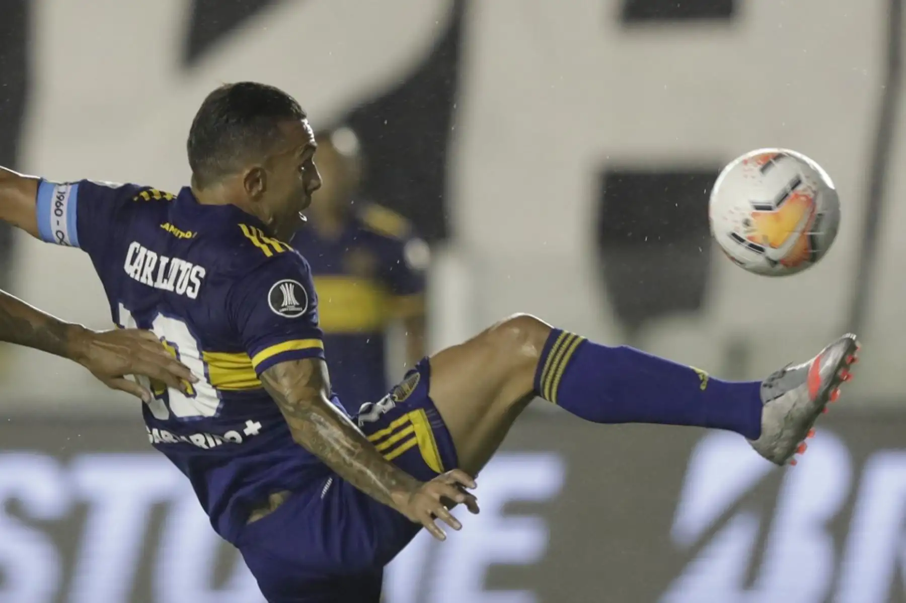 Boca Juniors de Argentina Carlos Tevez intenta controlar el balón durante el partido de fútbol de semifinales de la Copa Libertadores contra el Santos de Brasil en el estadio Vila Belmiro en Santos, Brasil. Foto: AFP