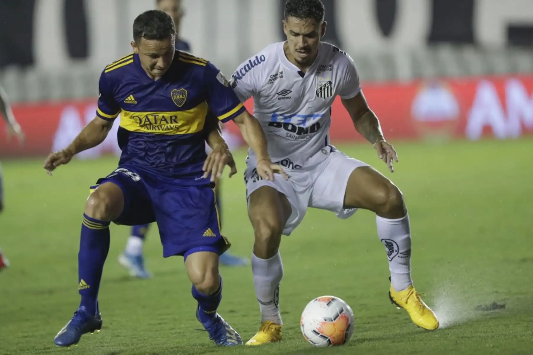El argentino de Boca Juniors Leonardo Jara (izq.) y el brasileño del Santos Lucas Verissimo compiten por el balón durante la semifinal de la Copa Libertadores en el estadio Vila Belmiro de Santos. Foto: AFP
