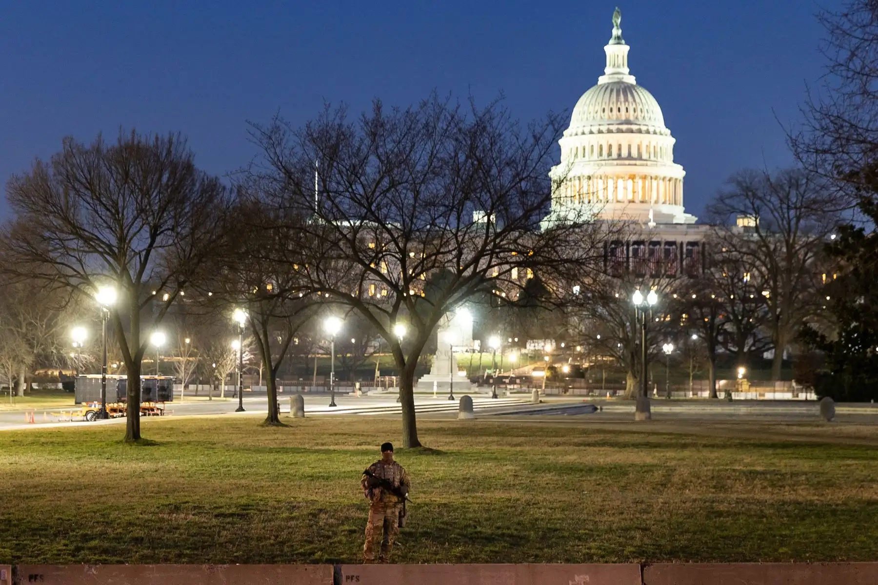 Un soldado de la Guardia Nacional montará guardia en los terrenos que rodean el edificio del Capitolio de EE. UU. En Washington, DC, EE. UU.
 Al menos veinte mil soldados de la Guardia Nacional se desplegarán en Washington al final de la semana para ayudar a proteger el área del Capitolio que se avecina de disturbios potencialmente violentos en los días previos a la toma de posesión del presidente electo de Estados Unidos,
Foto: EFE