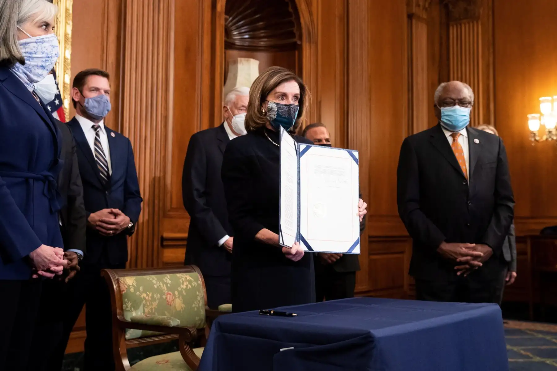 La presidenta de la Cámara de Representantes, Nancy Pelosi,sostiene el artículo de juicio político aprobado por la Cámara durante una ceremonia de absorción en el Capitolio de los Estados Unidos en Washington, DC, Estados Unidos. El presidente de los Estados Unidos, Donald J. Trump, fue acusado de incitación de la insurrección tras el ataque al Capitolio.
Foto: EFE