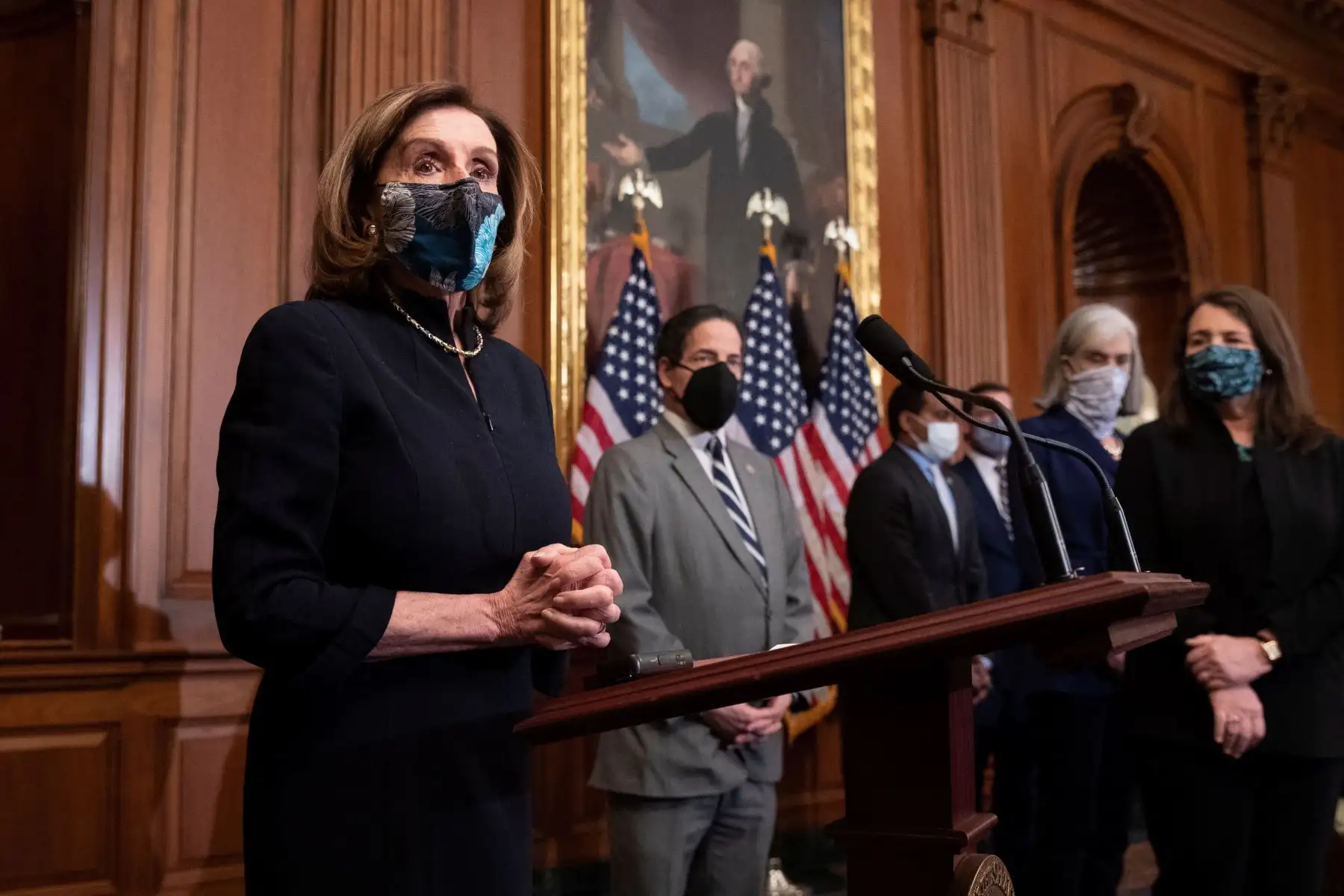 La presidenta de la Cámara de Representantes, Nancy Pelosi, junto con los gerentes de juicio político, pronuncia un discurso antes de firmar el artículo de juicio político aprobado por la Cámara durante una ceremonia de absorción en el Capitolio de los Estados Unidos en Washington, DC.
Foto: EFE