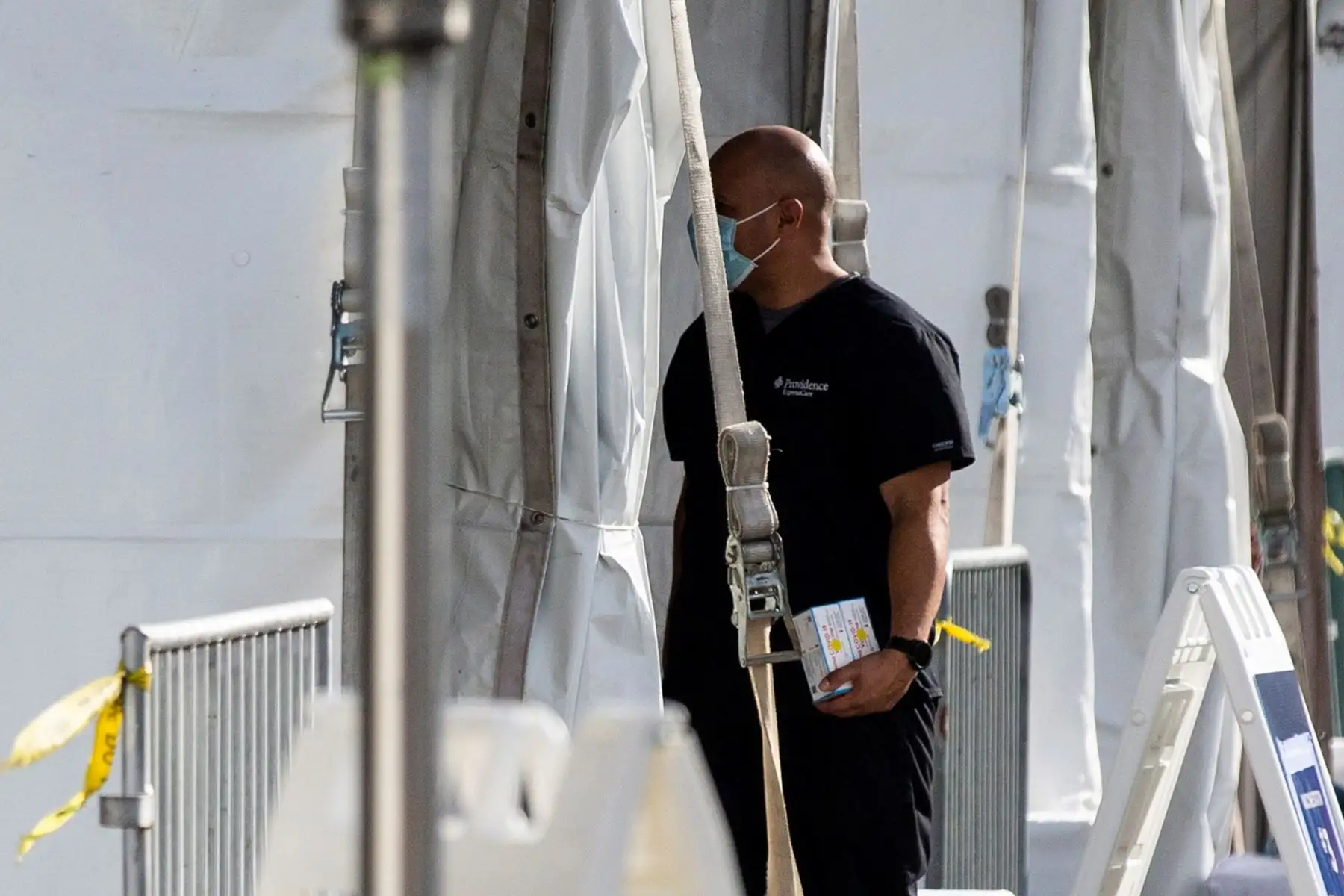 Un trabajador de la salud sale de un laboratorio improvisado con cajas de vacuna covid-19 durante una campaña de vacunación en un estacionamiento de Disneyland en Anaheim, California, EE. UU.
Foto: EFE