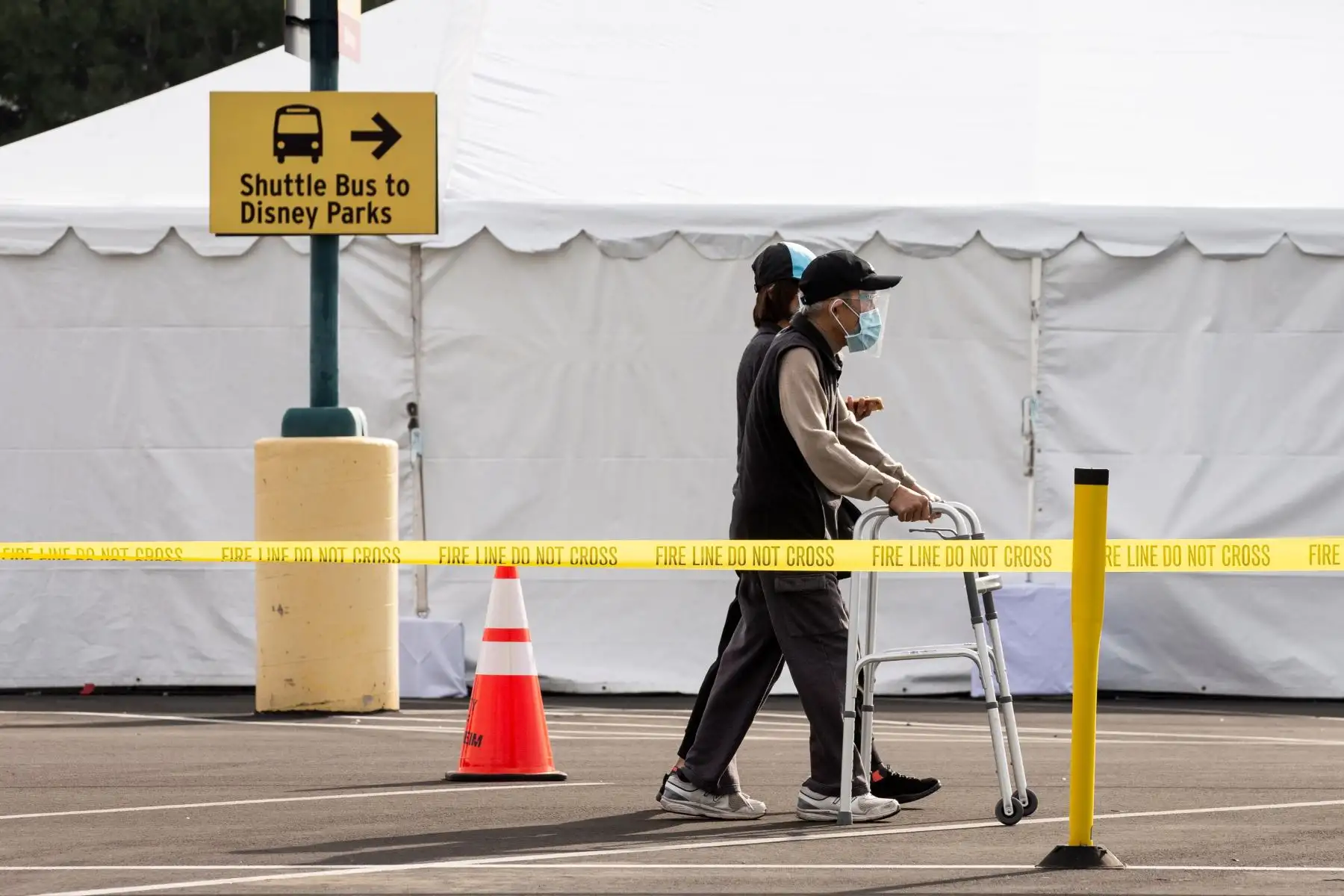 Las personas se van después de recibir la vacuna covid-19 en un estacionamiento de Disneyland en Anaheim, California.
Foto: EFE