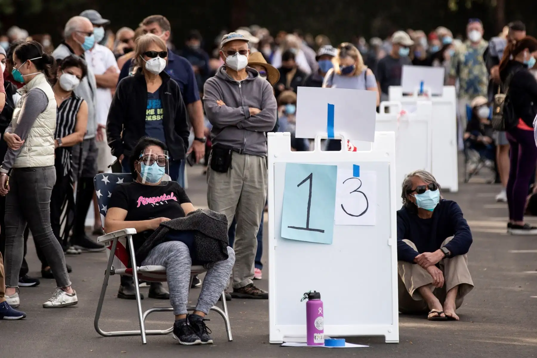 Personas hacen cola mientras esperan vacunarse contra covid-19 en un estacionamiento de Disneyland en Anaheim, California.
Foto: EFE