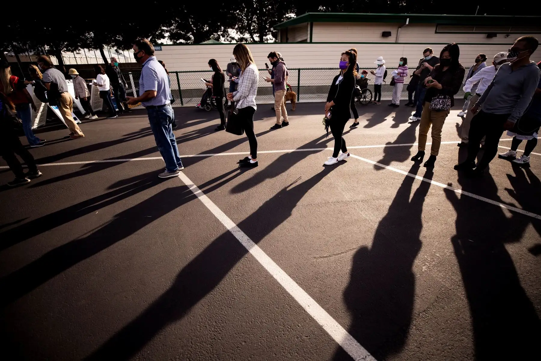 Personas hacen cola mientras esperan vacunarse contra  covid-19 en un estacionamiento de Disneyland en Anaheim, California, Estados Unidos.
Foto: EFE
