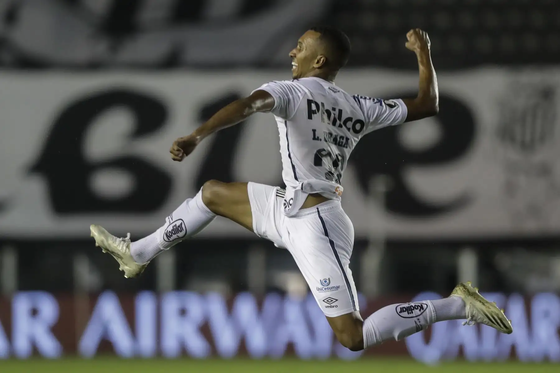Santos Lucas Braga de Brasil celebra tras anotar contra Boca Juniors de Argentina durante su partido de fútbol de semifinales de la Copa Libertadores en el estadio Vila Belmiro en Santos, Brasil. Foto: AFP