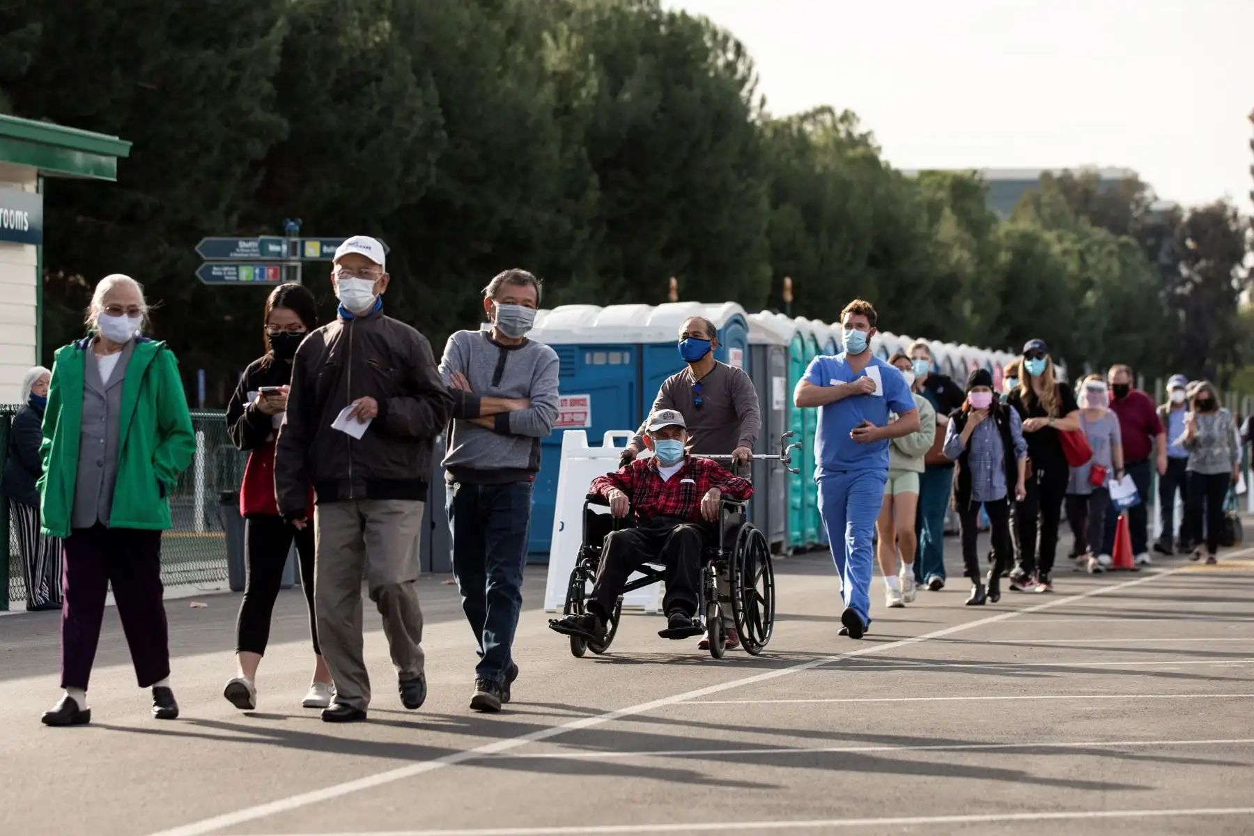 Personas hacen cola mientras esperan vacunarse contra covid-19 en un estacionamiento de Disneyland en Anaheim, California, Estados Unidos.
Foto: EFE