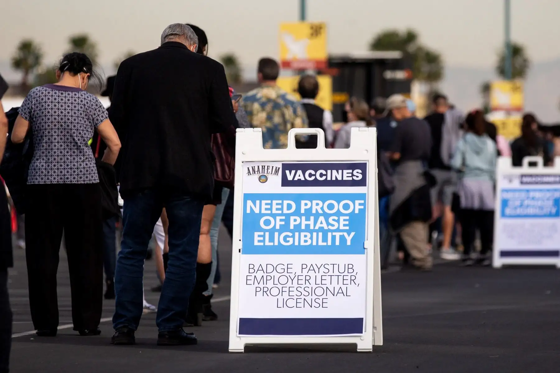 Personas hacen cola mientras esperan vacunarse contra covid-19 en un estacionamiento de Disneyland en Anaheim, California, Estados Unidos.
Foto: EFE