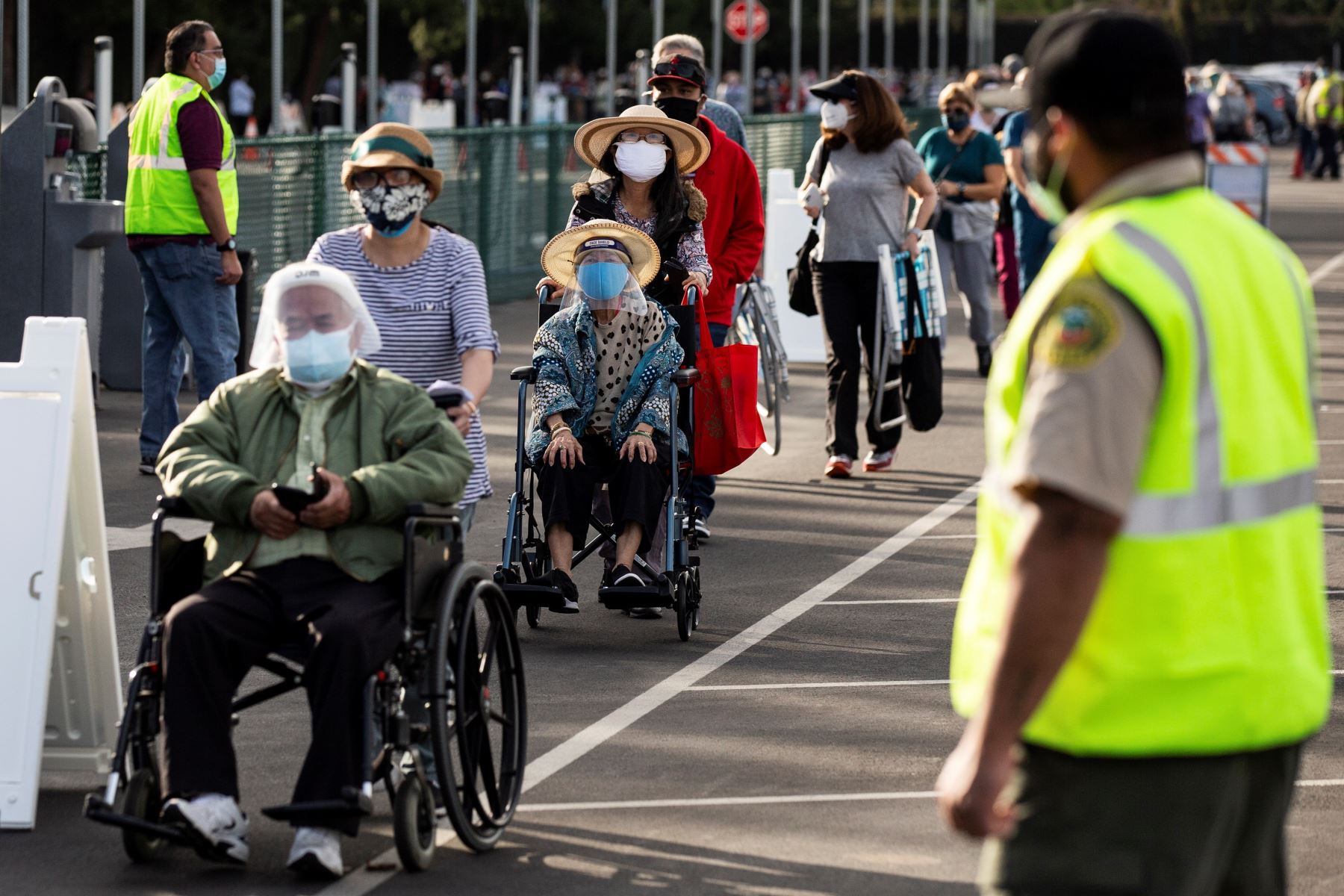 Personas hacen cola mientras esperan vacunarse contra covid-19 en un estacionamiento de Disneyland en Anaheim, California, Estados Unidos.
Foto: EFE