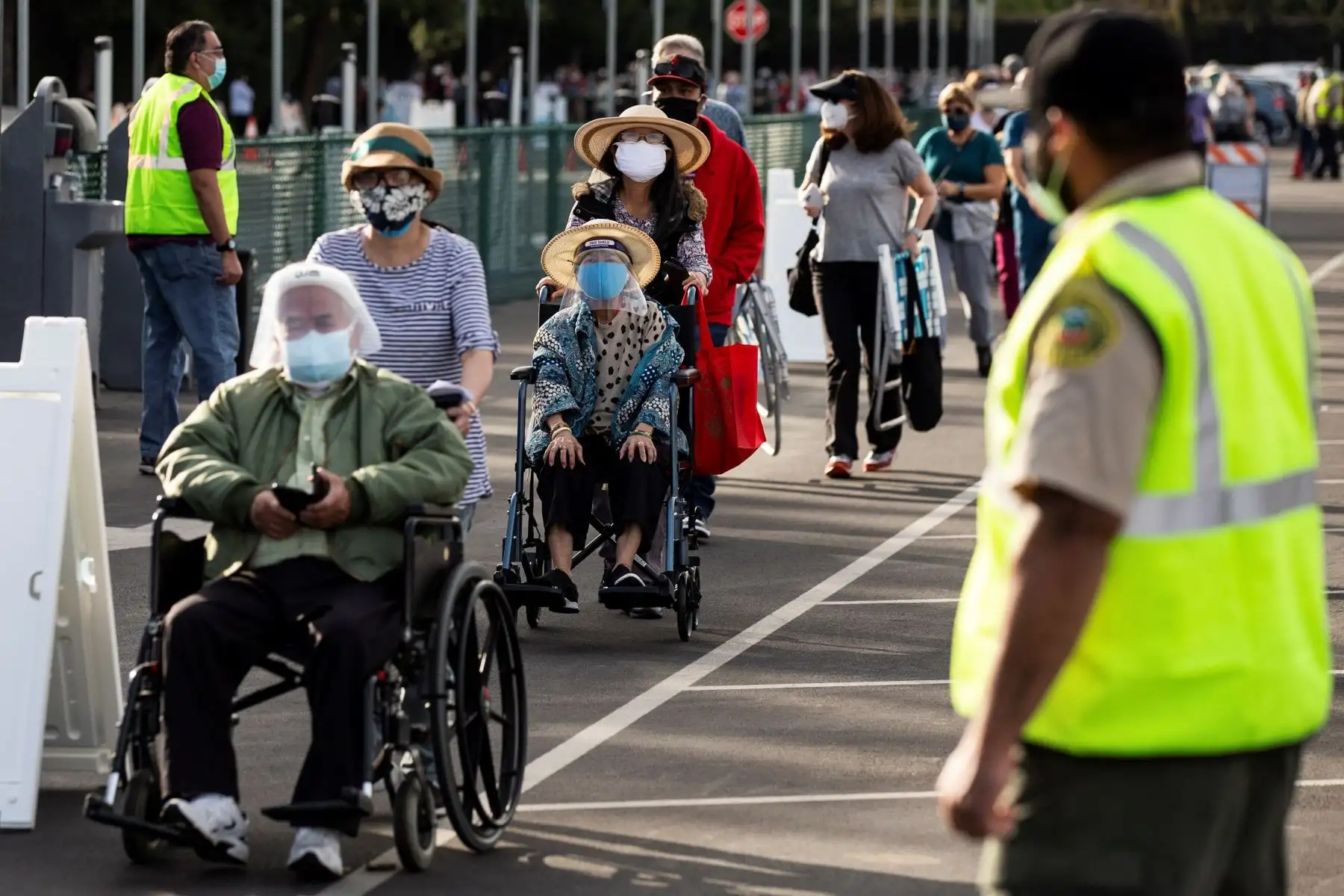 Personas hacen cola mientras esperan vacunarse contra covid-19 en un estacionamiento de Disneyland en Anaheim, California, Estados Unidos.
Foto: EFE