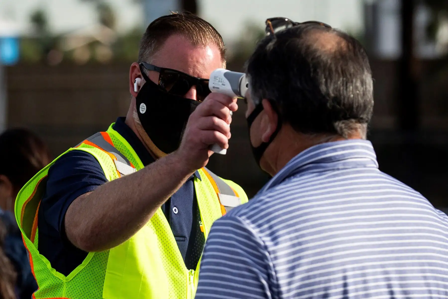 Personas hacen cola mientras esperan vacunarse contra covid-19 en un estacionamiento de Disneyland en Anaheim, California, Estados Unidos.
Foto: EFE