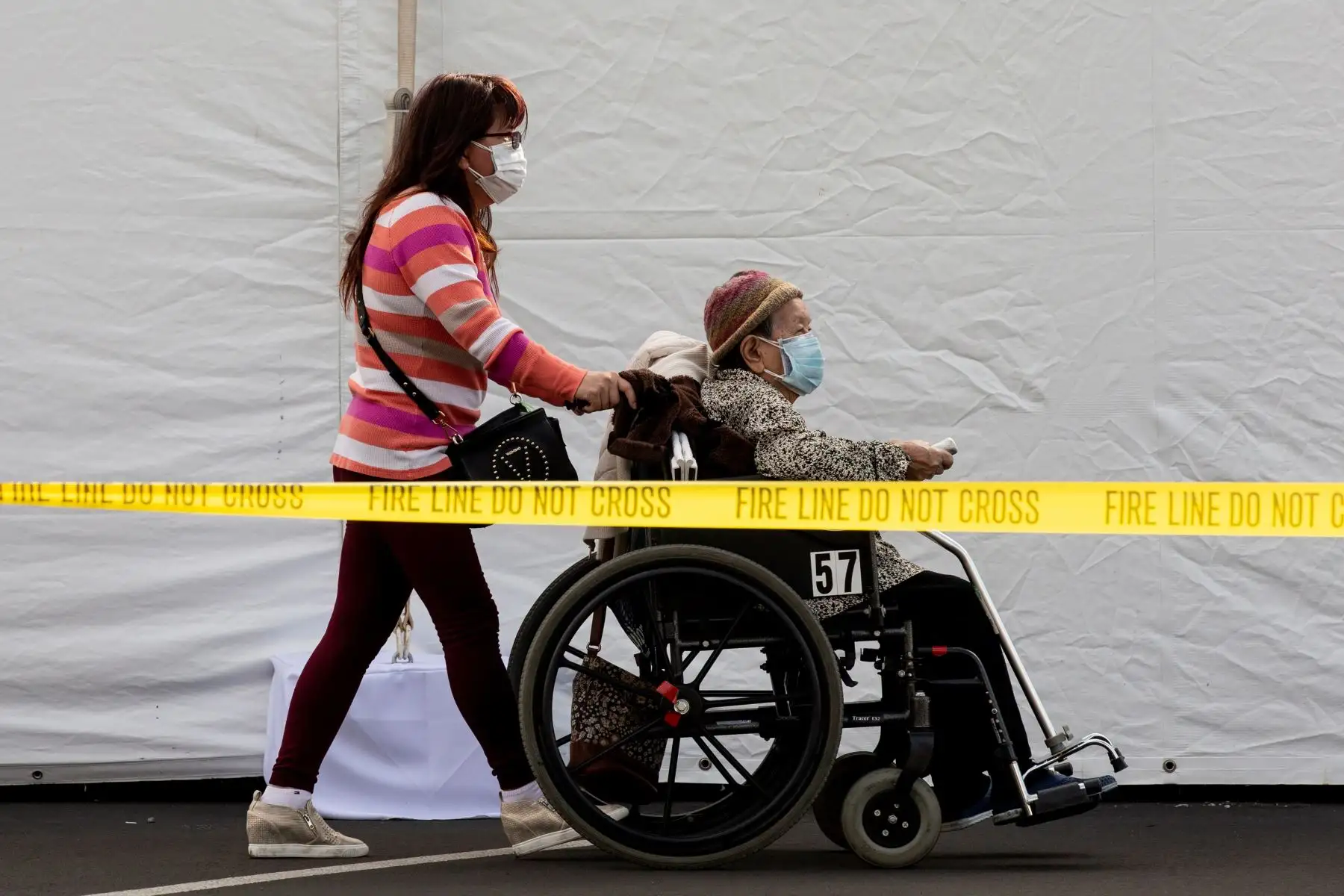 Personas hacen cola mientras esperan vacunarse contra covid-19 en un estacionamiento de Disneyland en Anaheim, California, Estados Unidos.
Foto: EFE