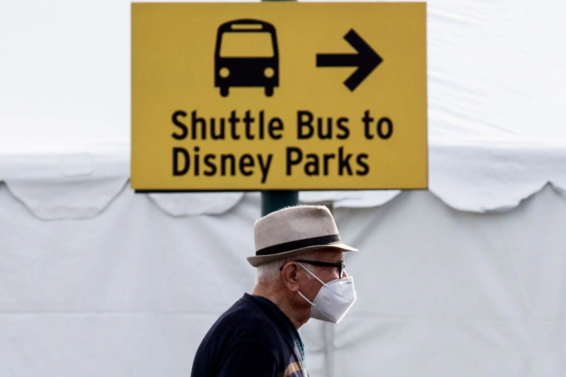 Personas hacen cola mientras esperan vacunarse contra covid-19 en un estacionamiento de Disneyland en Anaheim, California, Estados Unidos.
Foto: EFE