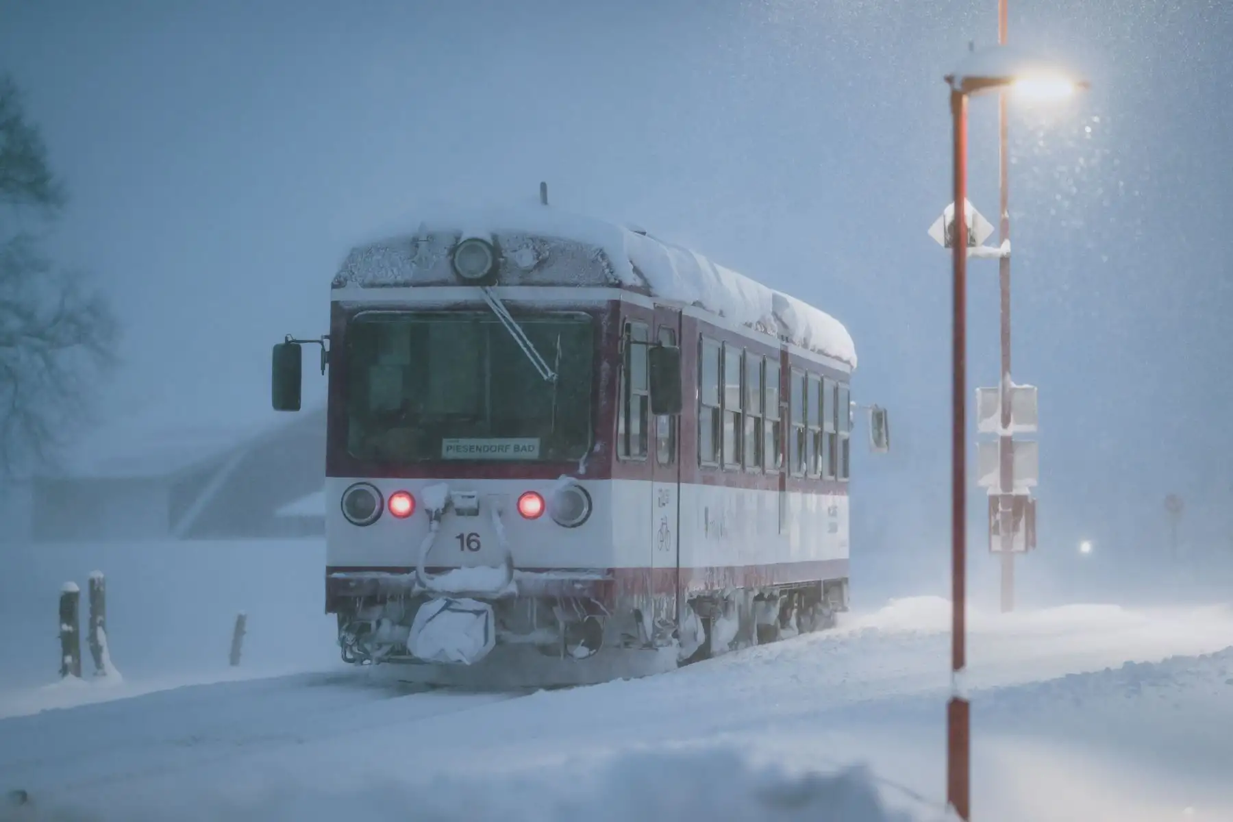 Un tren de los ferrocarriles locales Pinzgauer Lokalbahn se abre paso a través de la nieve después de las fuertes nevadas en Kaprun, Austria.
Foto: AFP