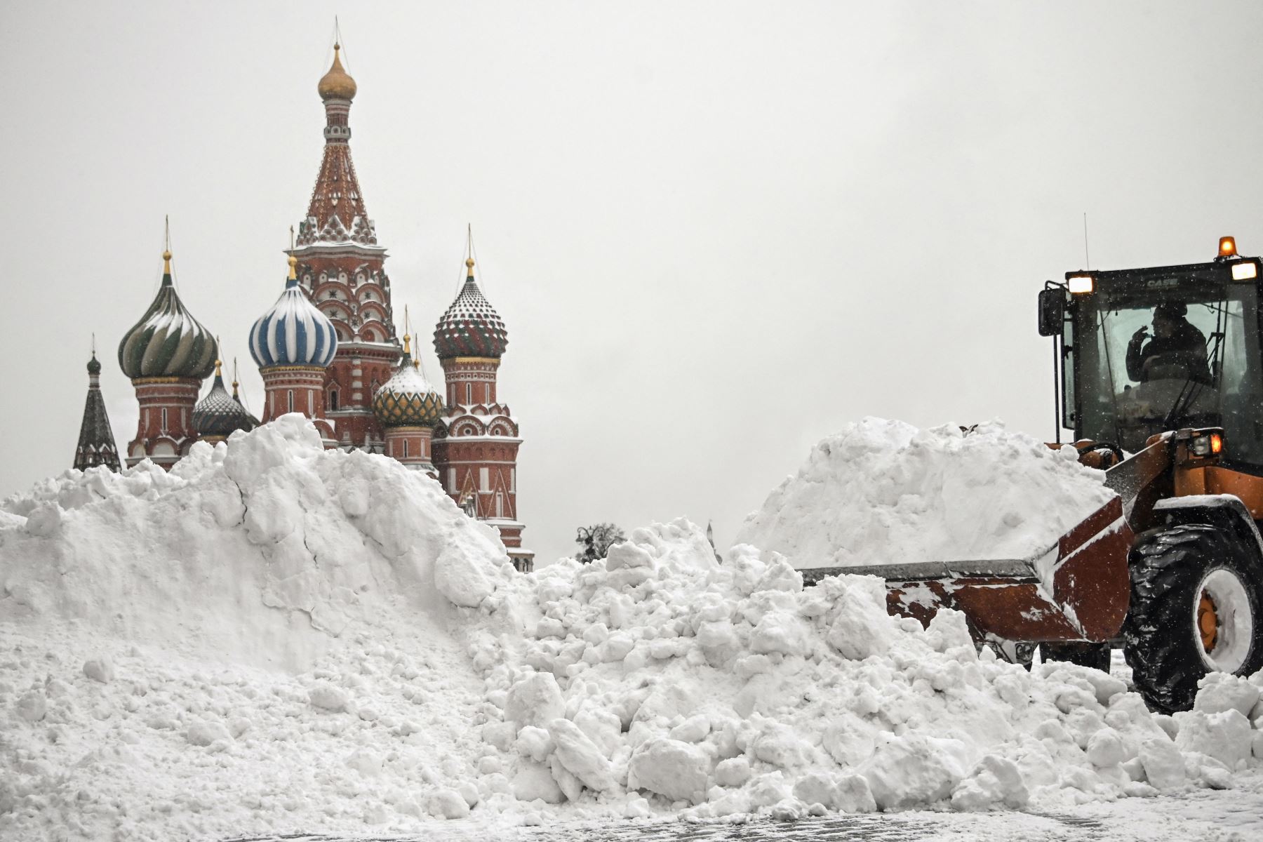 Los trabajadores municipales limpian la nieve en la Plaza Roja durante una fuerte nevada en Moscú . Casi el 20% de la nevada mensual cayó en Moscú durante la noche, informan los medios locales.
Foto: AFP