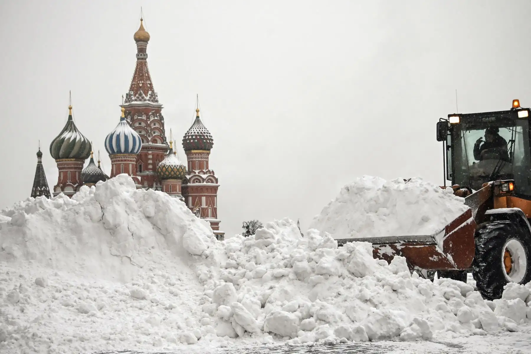 Los trabajadores municipales limpian la nieve en la Plaza Roja durante una fuerte nevada en Moscú . Casi el 20% de la nevada mensual cayó en Moscú durante la noche, informan los medios locales.
Foto: AFP