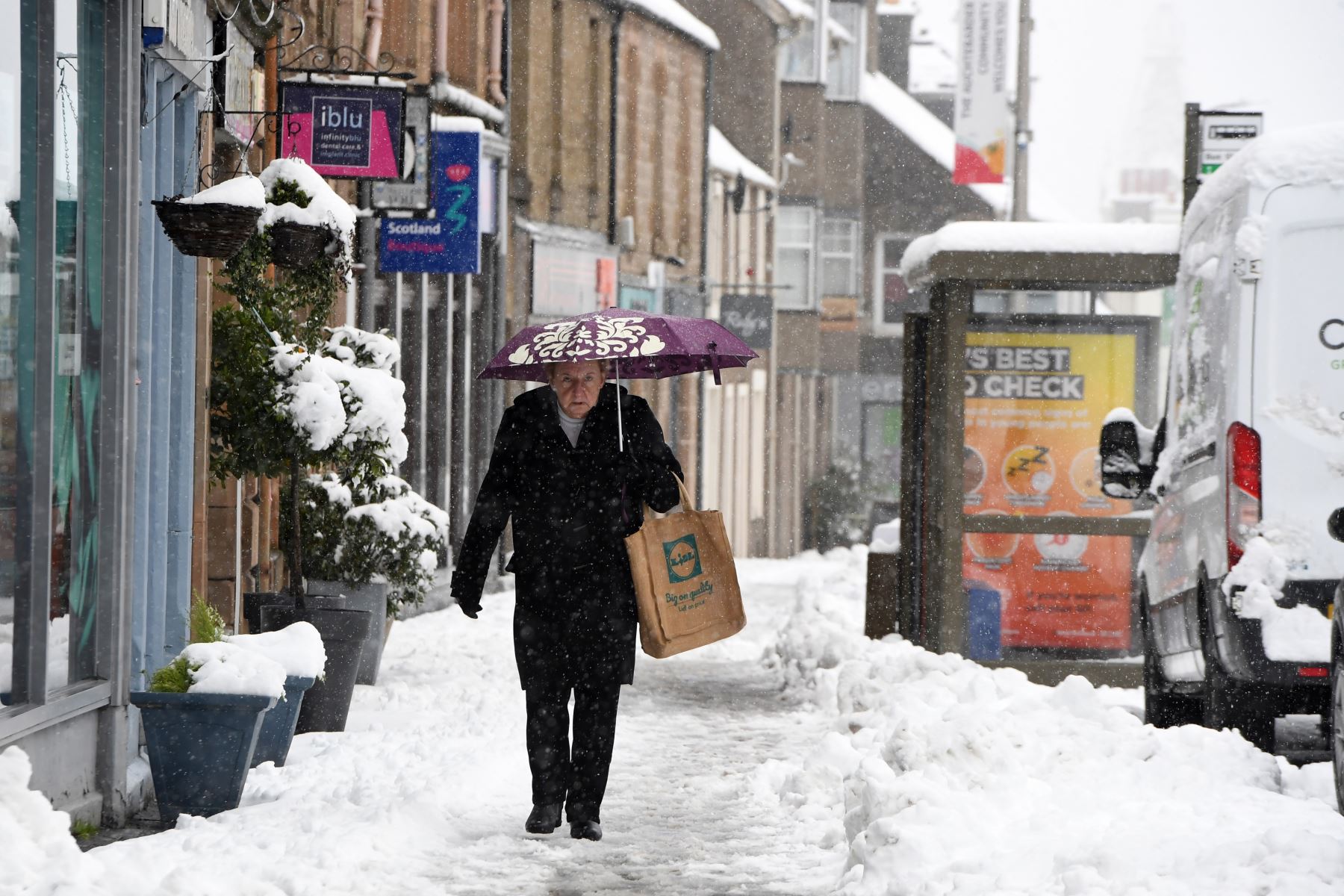 Los peatones caminan por aceras cubiertas de nieve en Auchterarder mientras nevaba intensamente en partes de Escocia.
Foto: AFP