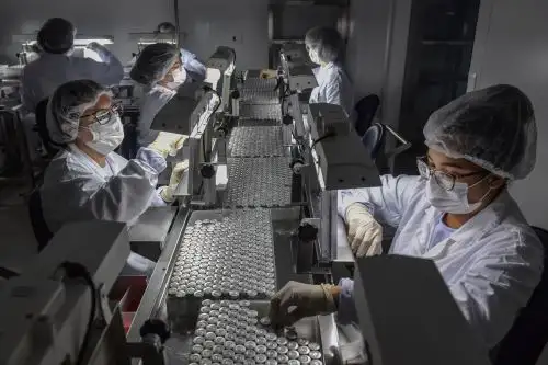 Según él, un 95% de las vacunas contra el covid-19 administradas en el mundo fueron inoculadas en 10 países, que no pasa. Foto: AFP