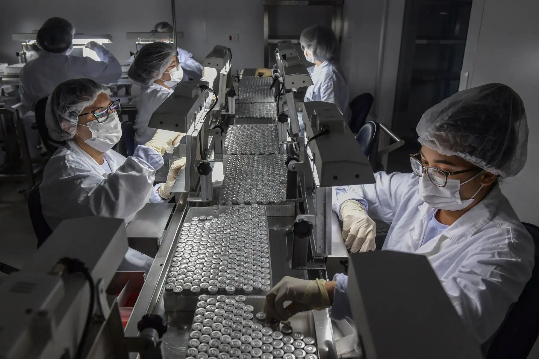 Según él, un 95% de las vacunas contra el covid-19 administradas en el mundo fueron inoculadas en 10 países, que no pasa. Foto: AFP