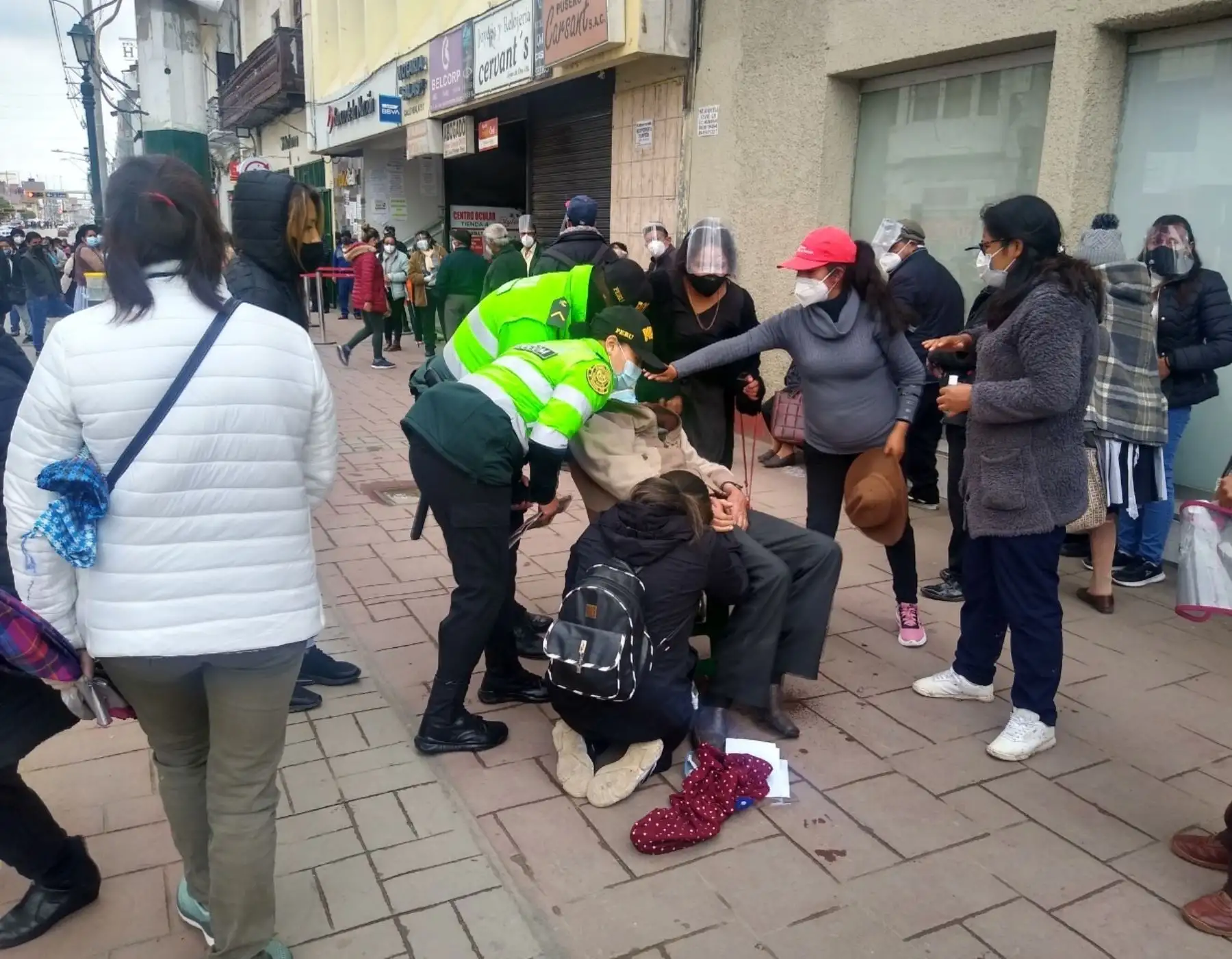 Octogenario fallece tras cobrar pensión en Huancayo en una agencia del Banco de la Nación. Foto: Pedro Tinoco