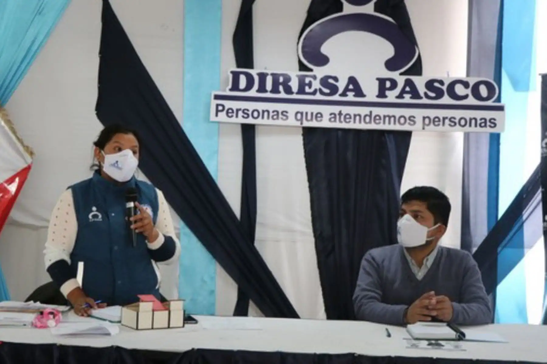 El director de la Diresa, Alcedo Jorges Melgarejo y la gerente regional de Desarrollo Social, Rudy Guerra Ricse, informaron que el gobierno regional de Pasco, Pedro Ubaldo, destinó 180 mil soles para contratar más de 110 profesionales en salud que realizarán la vigilancia epidemiológica y seguimiento clínico del covid-19. ANDINA/Gore Pasco