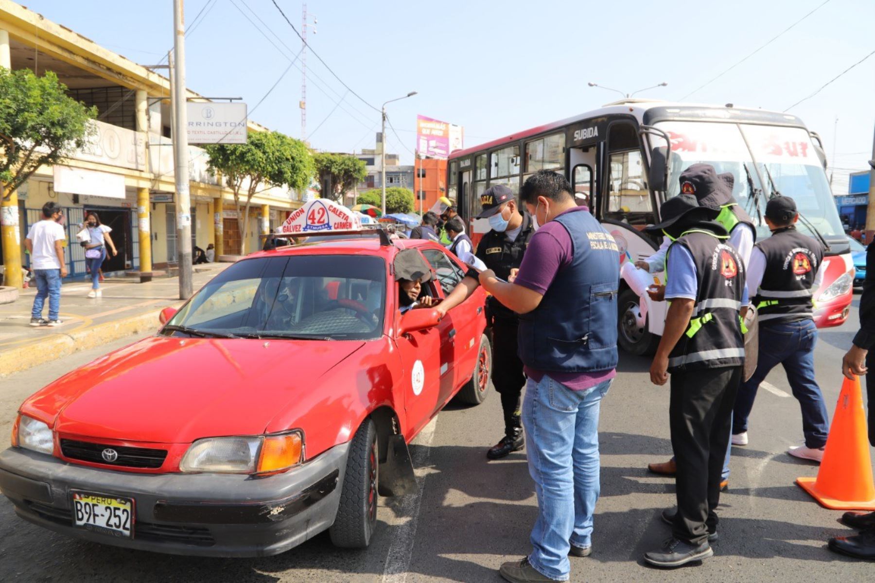 Conductores fueron multados en la ciudad de Chimbote por no respetar protocolos de bioseguridad. Foto: ANDINA/Difusión