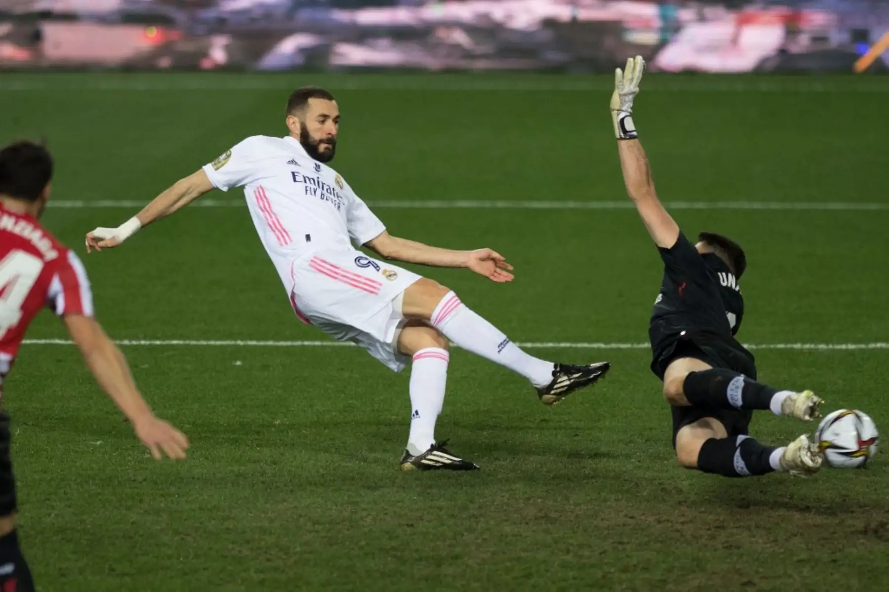 El delantero francés del Real Madrid Karim Benzema marca un gol durante la semifinal de la Supercopa de España entre el Real Madrid y el Athletic Club de Bilbao en el estadio La Rosaleda de Málaga. Foto: AFP