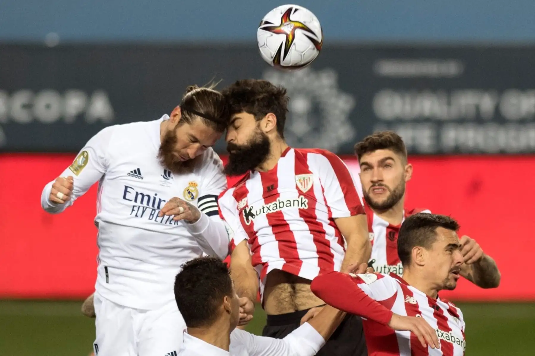 El defensor español del Real Madrid Sergio Ramos compite con el delantero español del Athletic de Bilbao Asier Villalibre durante la semifinal de la Supercopa de España de fútbol entre el Real Madrid y el Athletic Club de Bilbao en el estadio La Rosaleda de Málaga. Foto: AFP